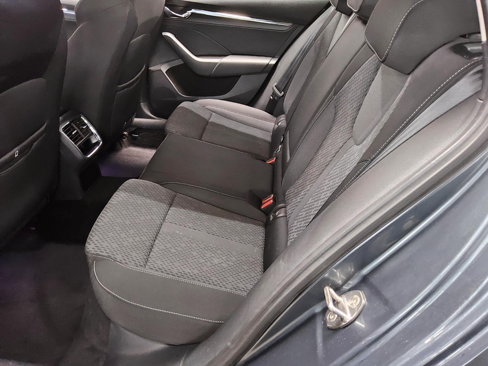 Skoda Octavia Kombi 2.0 TDI Style Navi LED Virtual RFK 13