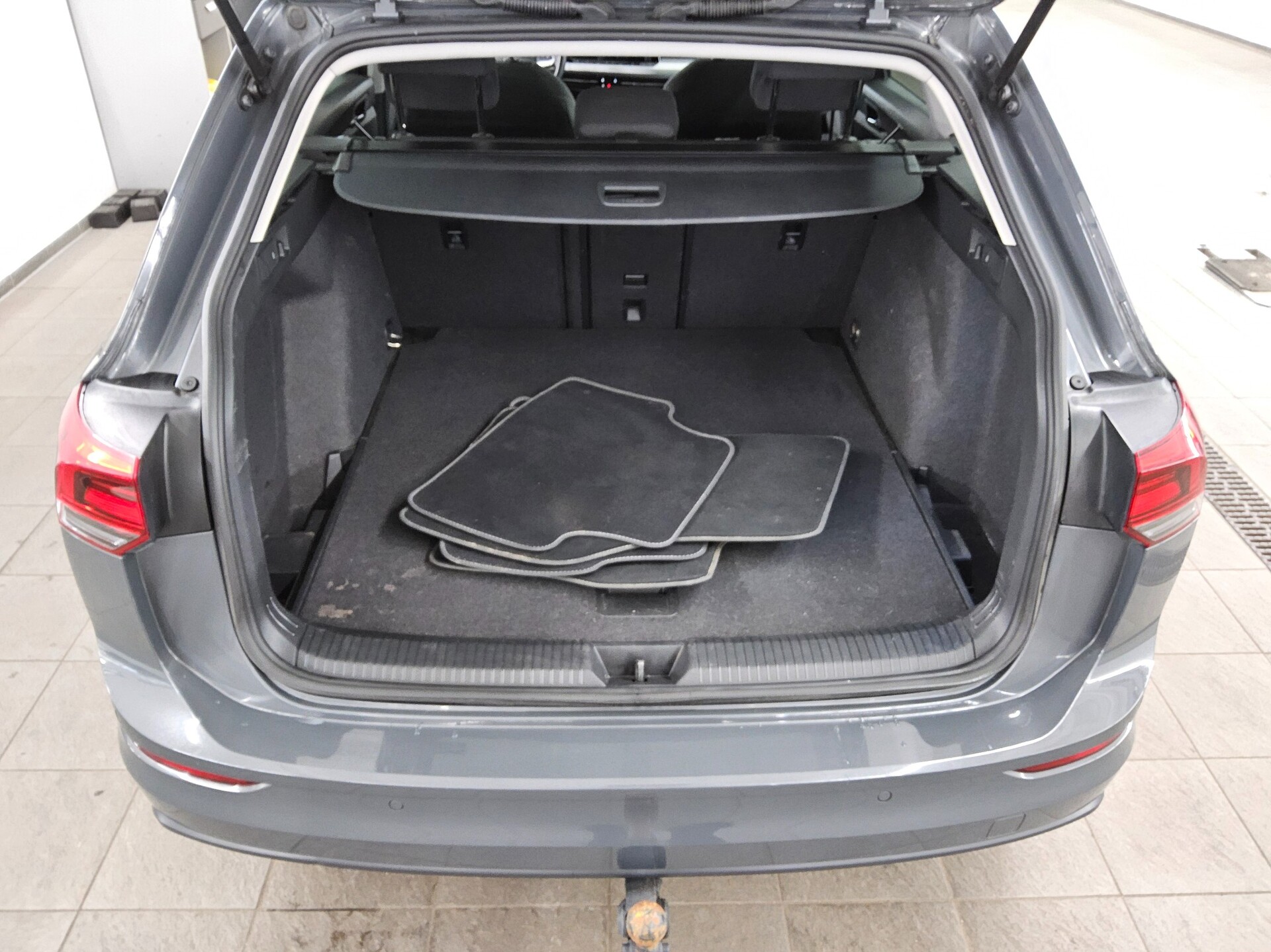 Volkswagen Golf-8 Var. 2.0 TDI Life Navi LED AID RfK ACC 12