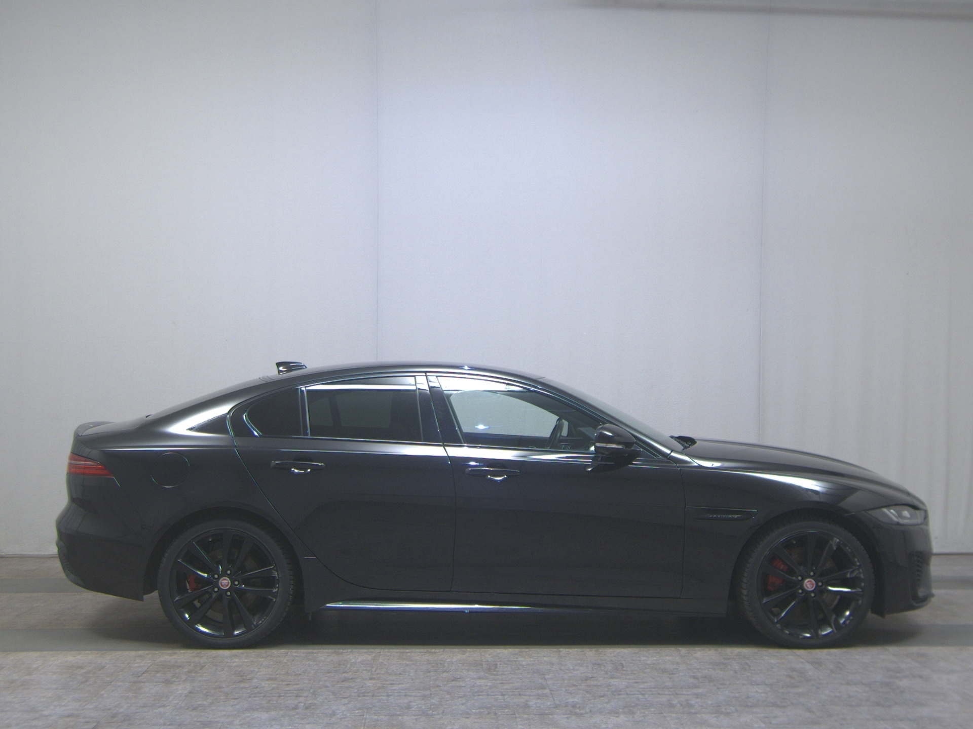 Jaguar XE P250 AWD R-Dynamic Leder Navi LED 360° ACC