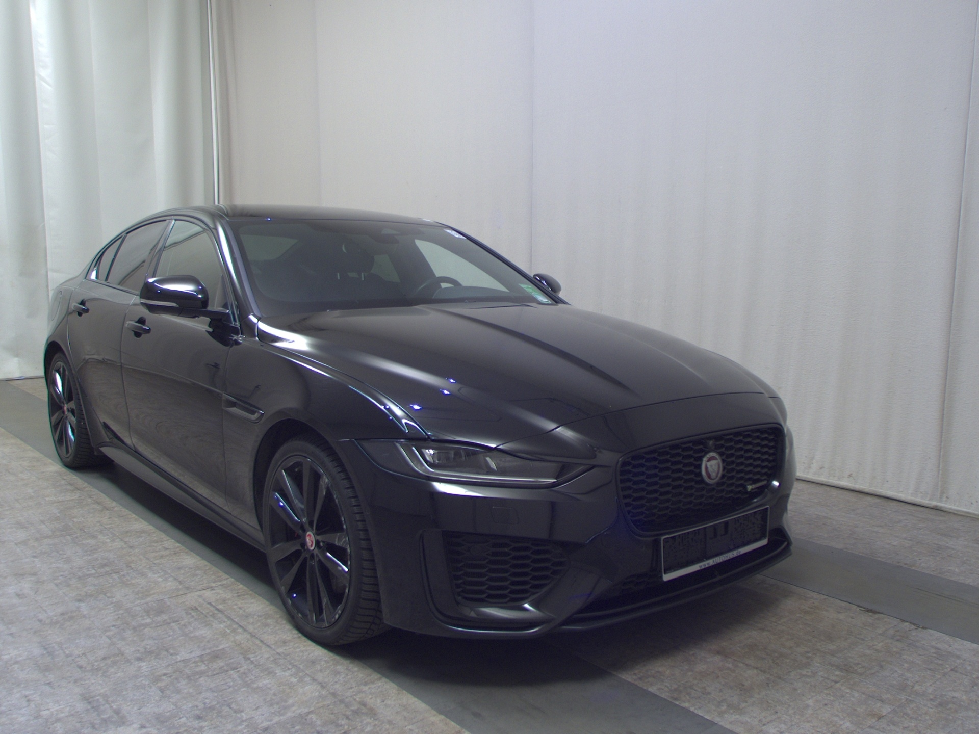 Jaguar XE P250 AWD R-Dynamic Leder Navi LED 360° ACC 3