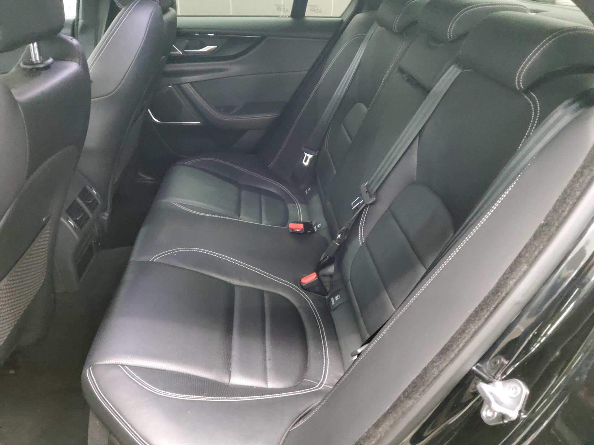 Jaguar XE P250 AWD R-Dynamic Leder Navi LED 360° ACC 13