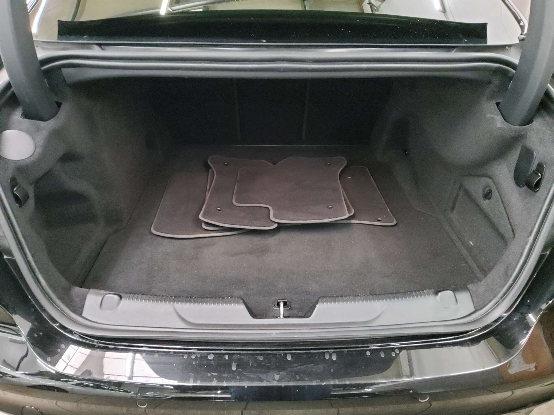 Jaguar XE P250 AWD R-Dynamic Leder Navi LED 360° ACC 12