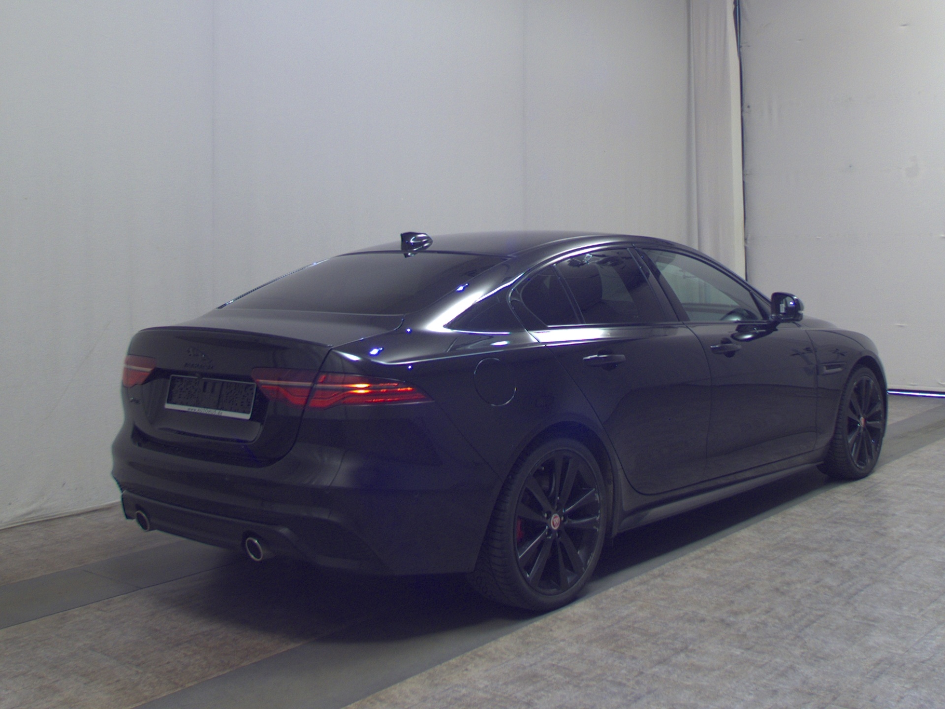 Jaguar XE P250 AWD R-Dynamic Leder Navi LED 360° ACC 4