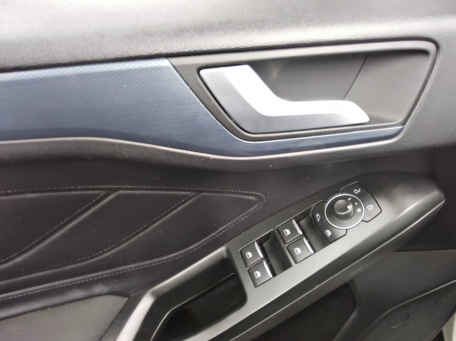 Ford Focus Turnier 1.5 EB Active Navi LED PDC SHZ RfK 9