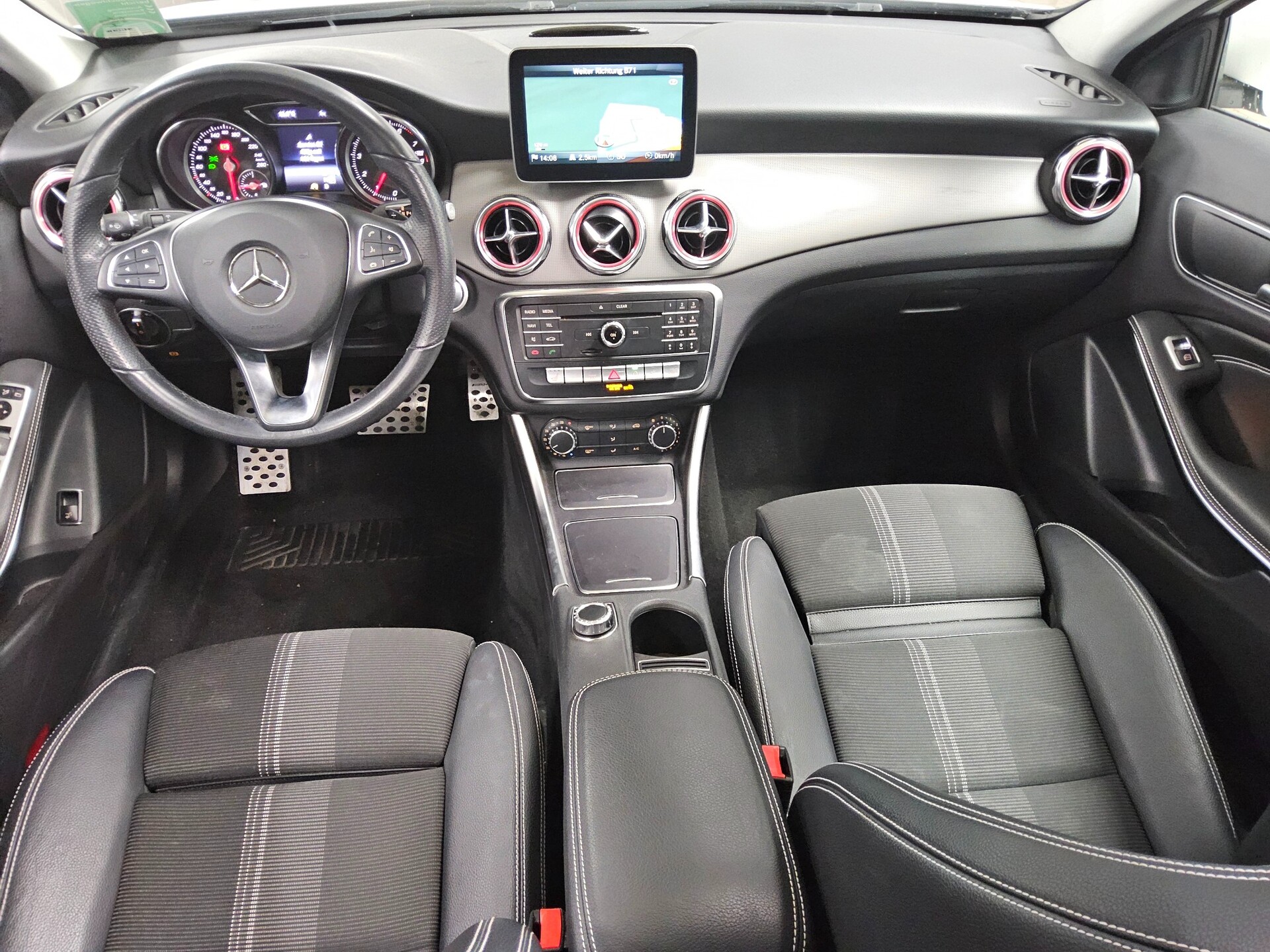 Mercedes-Benz GLA 180 Urban T-Leder Navi LED Pano RfK Tempomat 5