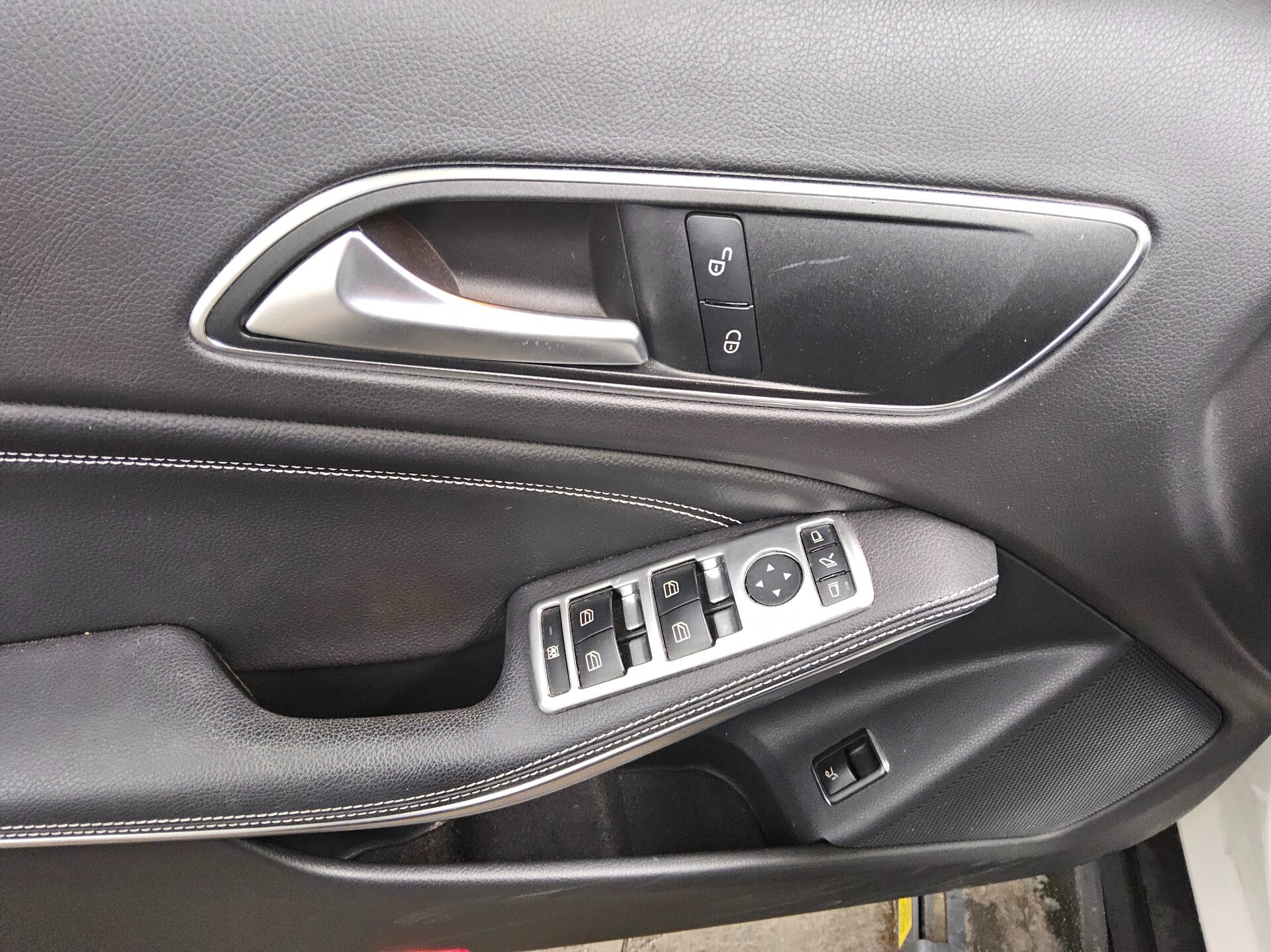 Mercedes-Benz GLA 180 Urban T-Leder Navi LED Pano RfK Tempomat 9