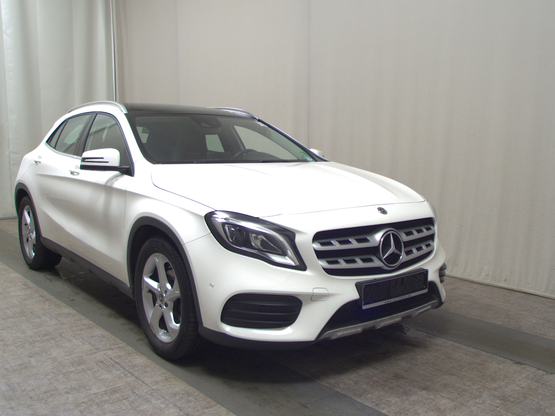 Mercedes-Benz GLA 180 Urban T-Leder Navi LED Pano RfK Tempomat 3