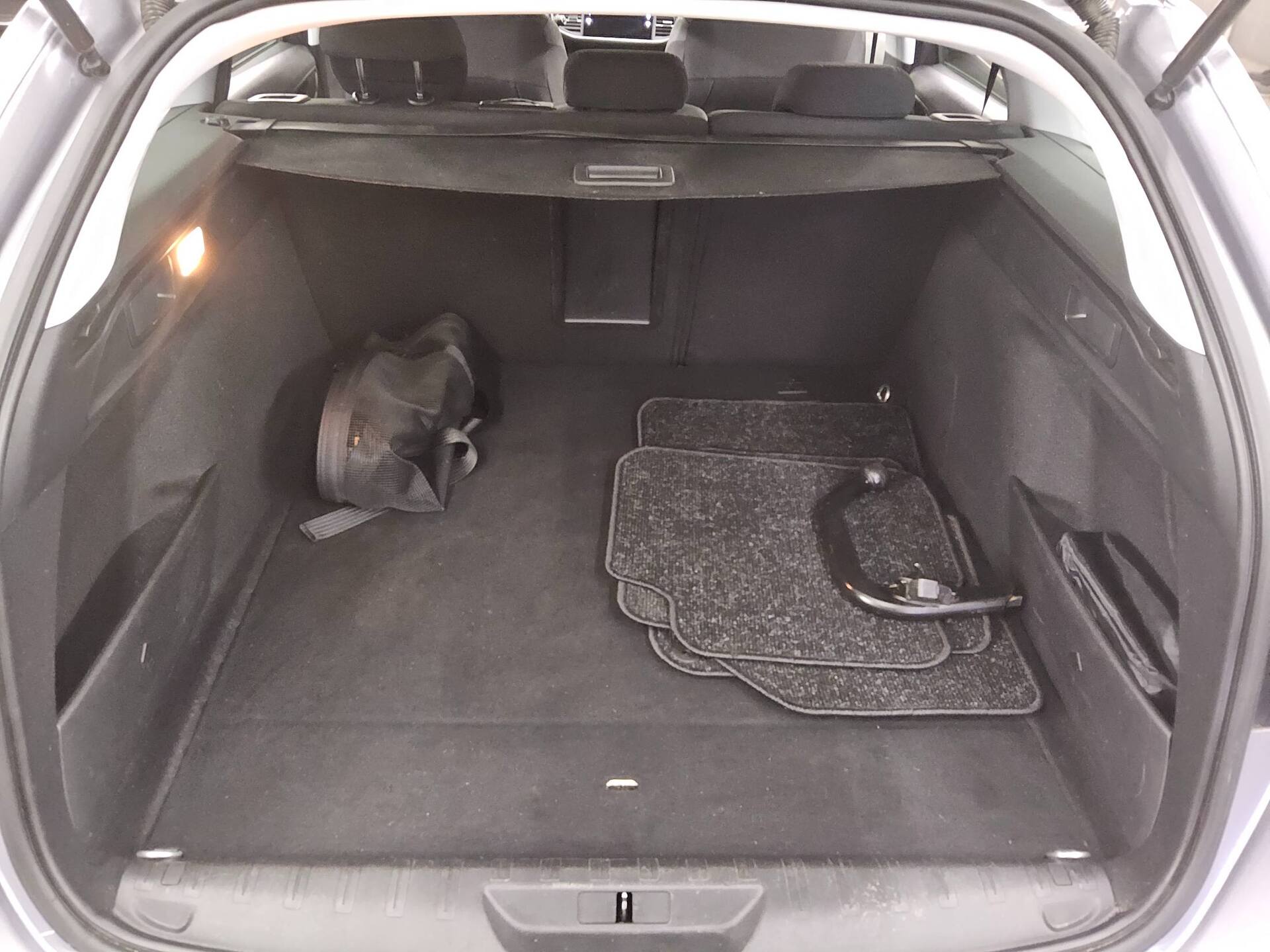 Peugeot 308 BlueHDi 130 Allure Navi LED AHK RfK ACC PDC 12