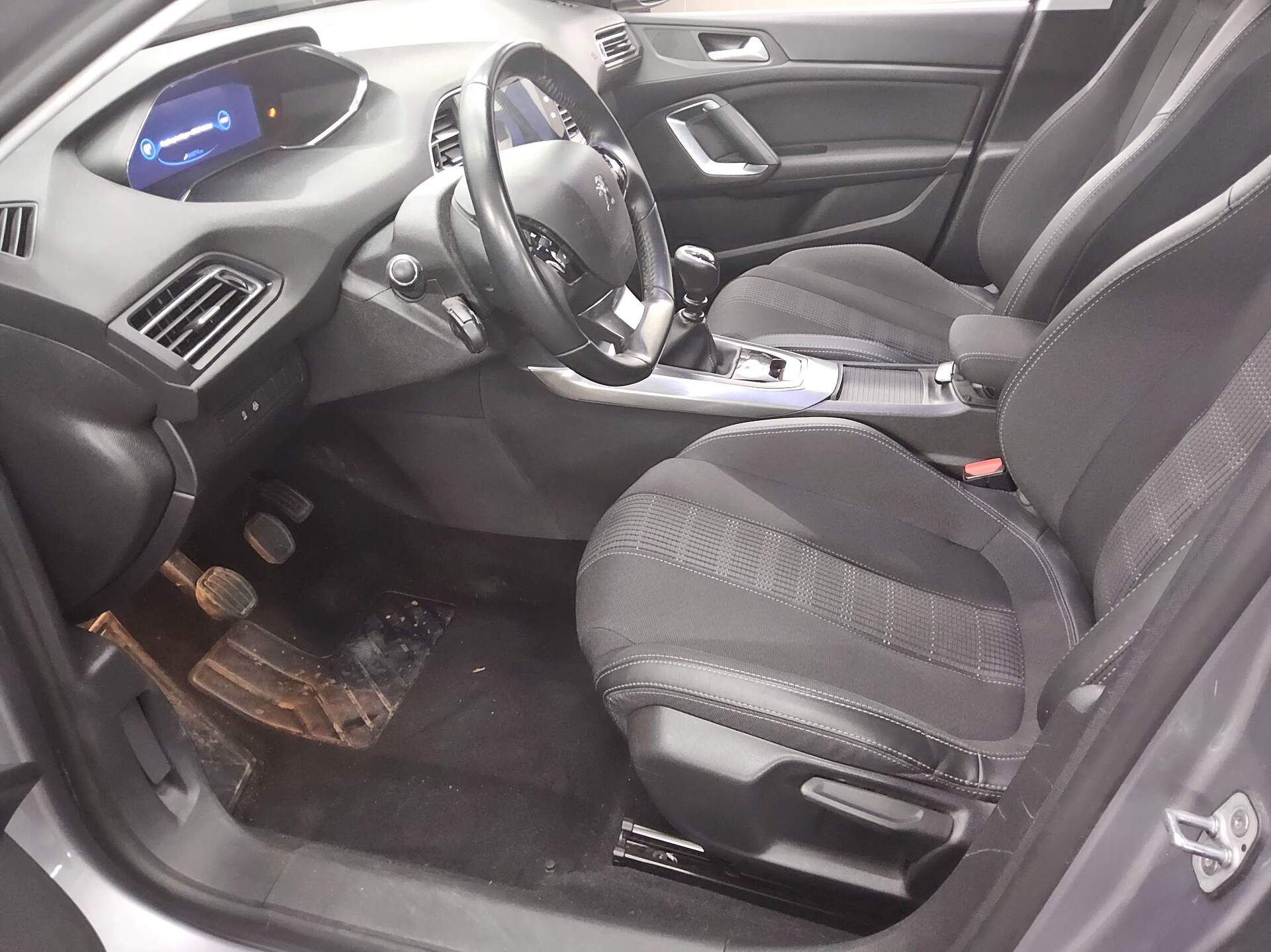 Peugeot 308 BlueHDi 130 Allure Navi LED AHK RfK ACC PDC 9