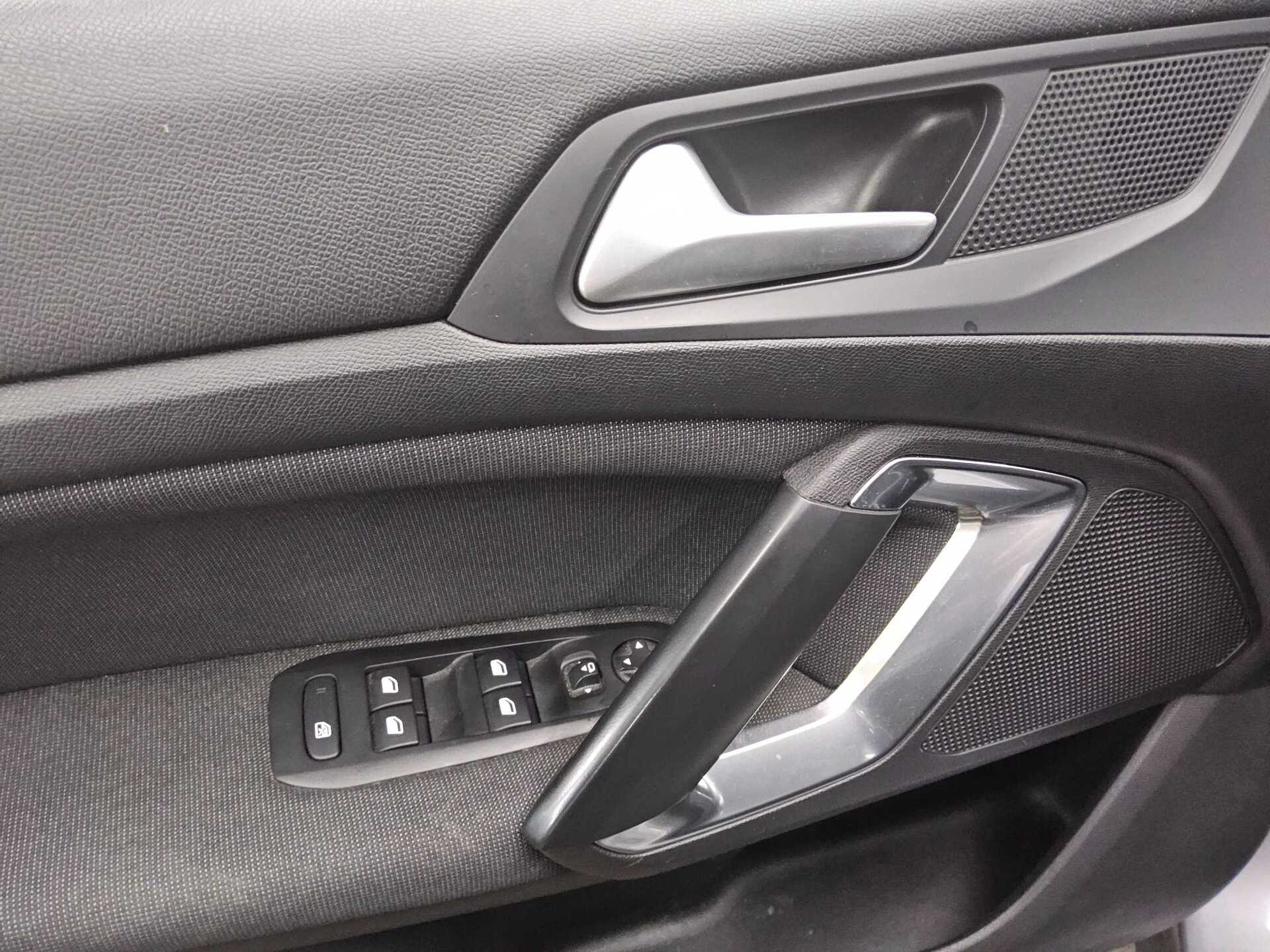 Peugeot 308 BlueHDi 130 Allure Navi LED AHK RfK ACC PDC 10