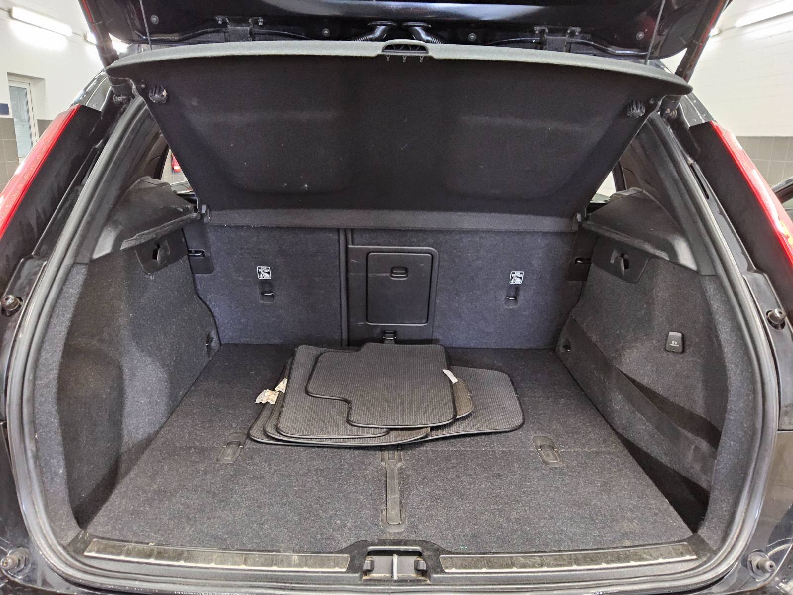 Volvo XC40 D3 Inscription Navi LED Leder 4xShz PDC RfK 12