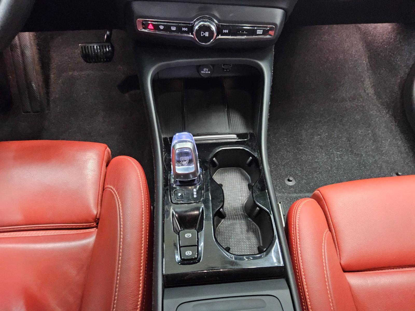 Volvo XC40 D3 Inscription Navi LED Leder 4xShz PDC RfK 6