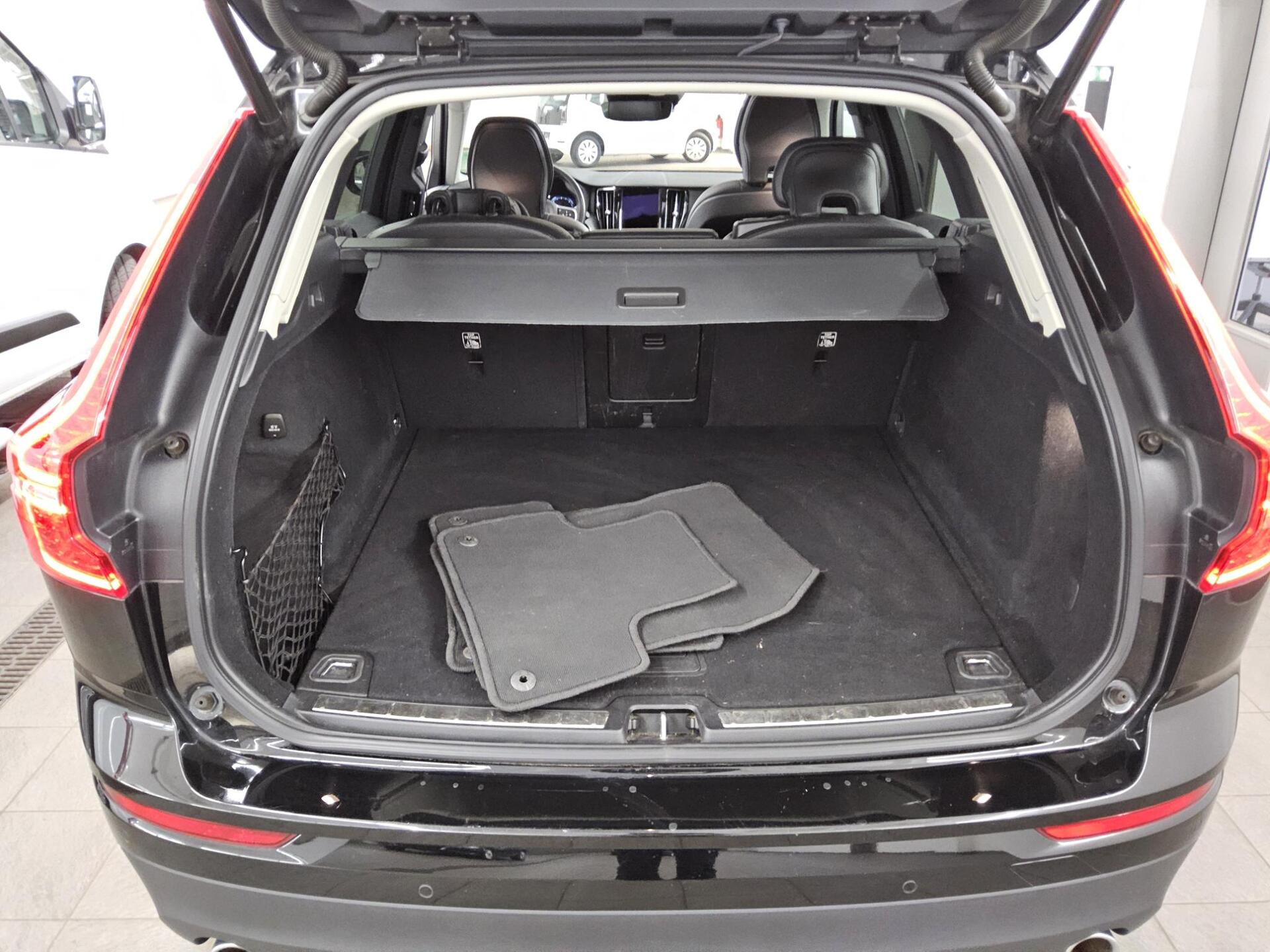 Volvo XC60 B4 D Momentum Pro Navi Pano 360° H-K StHzg 12