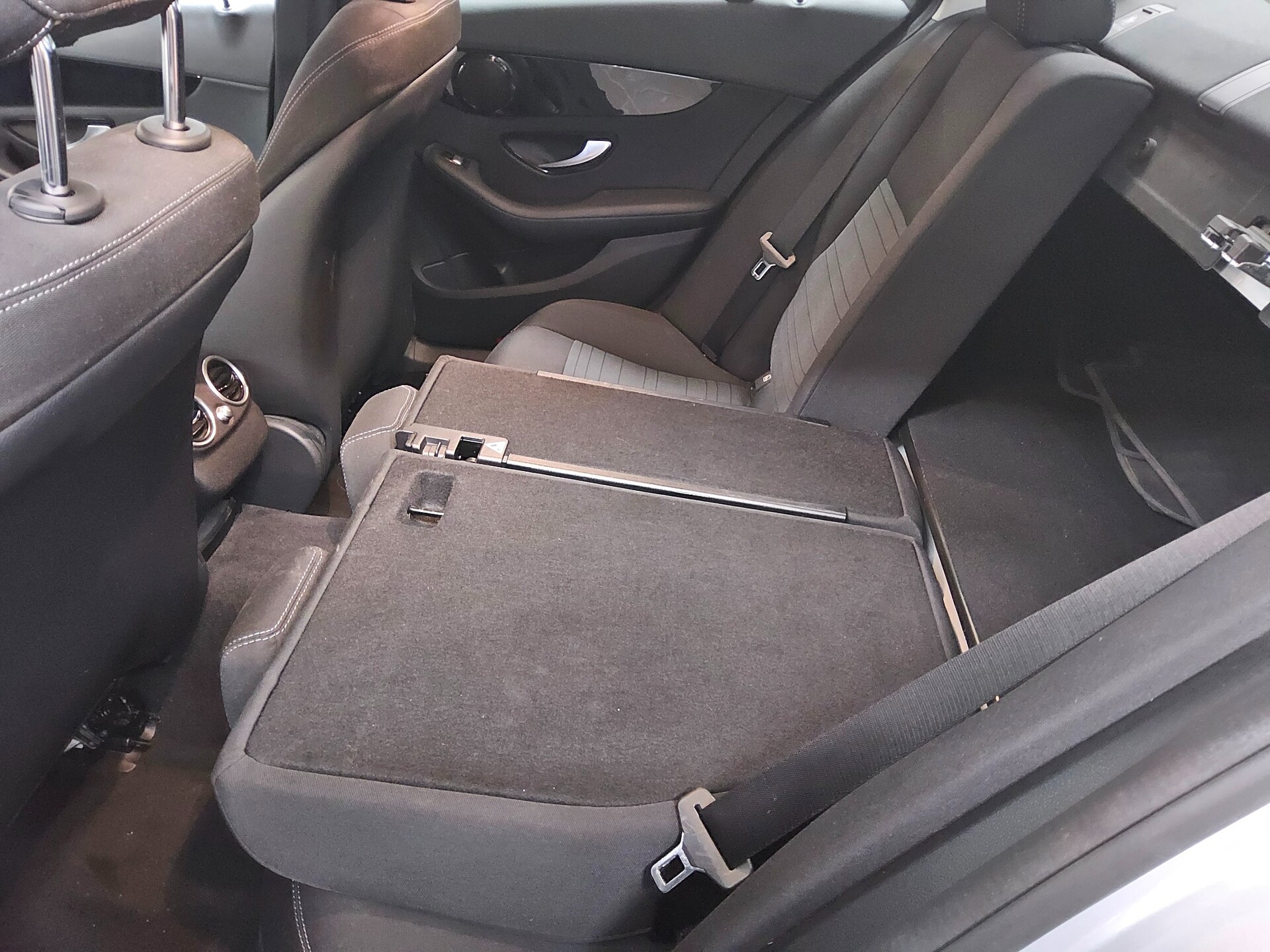 Mercedes-Benz C 200 d Navi MB-LED RfK Shz PDC Sound Tempomat 12