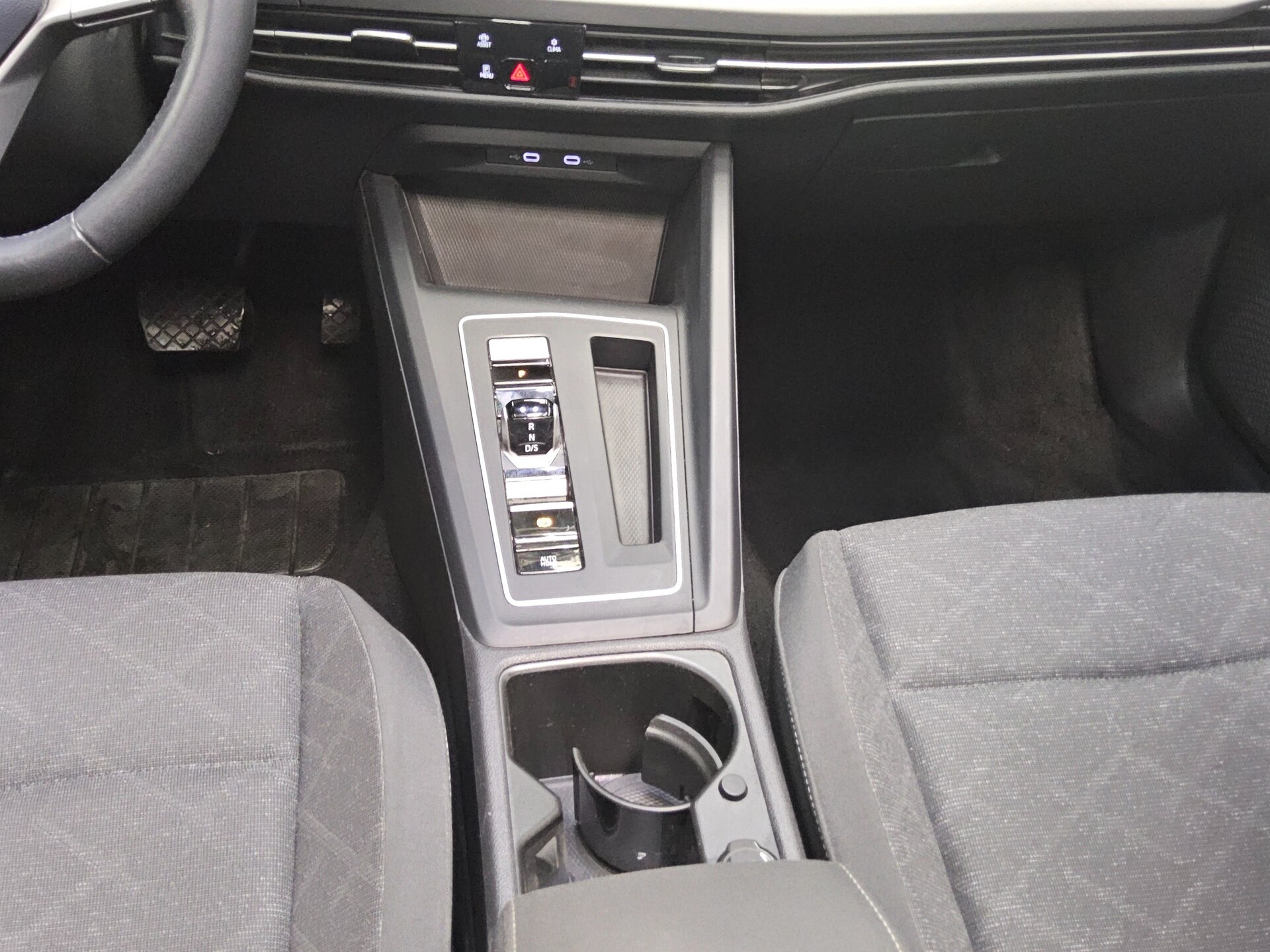 Volkswagen Golf-8 Var. 2.0 TDI Life Navi DC LED Pano StHzg 6