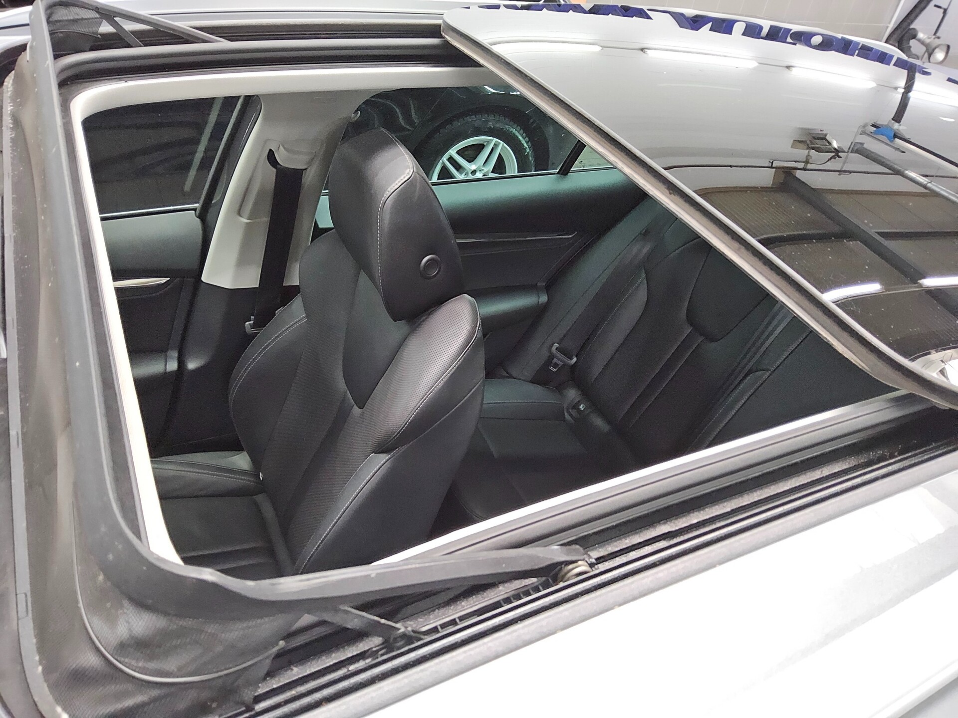 Skoda Octavia Kombi 2.0 TDI Style Leder Navi AHK Pano 12