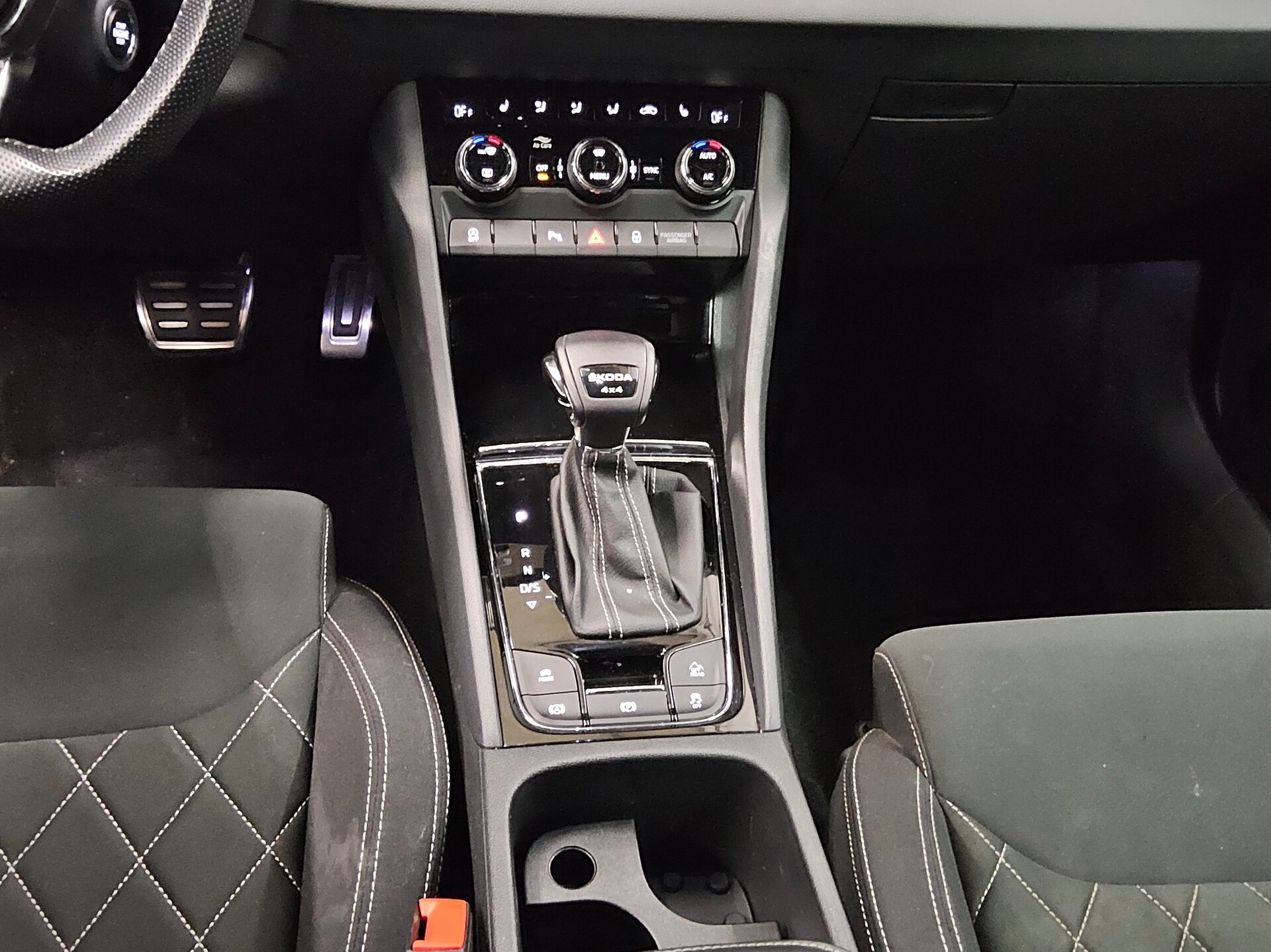 Skoda Karoq 2.0 TDI 4x4 SportLine Navi LED vc RFK ACC 6