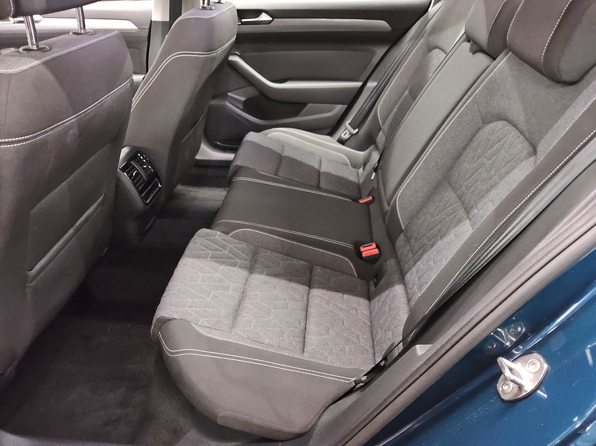 Volkswagen Passat Var. 2.0 TDI Business Navi LED H-K RfK 13