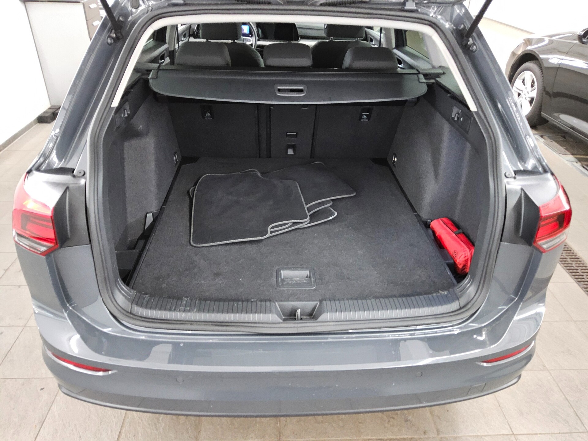 Volkswagen Golf-8 Var. 2.0 TDI Life Navi LED AID ACC Shz 12