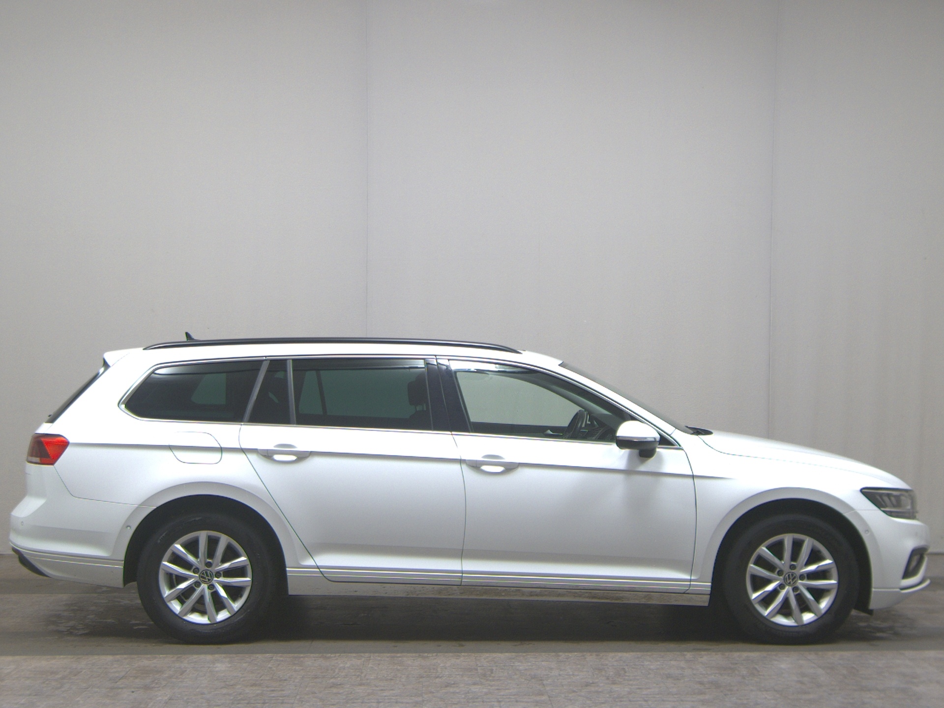 Volkswagen Passat Var. 2.0 TDI Business Navi LED Pano RFK