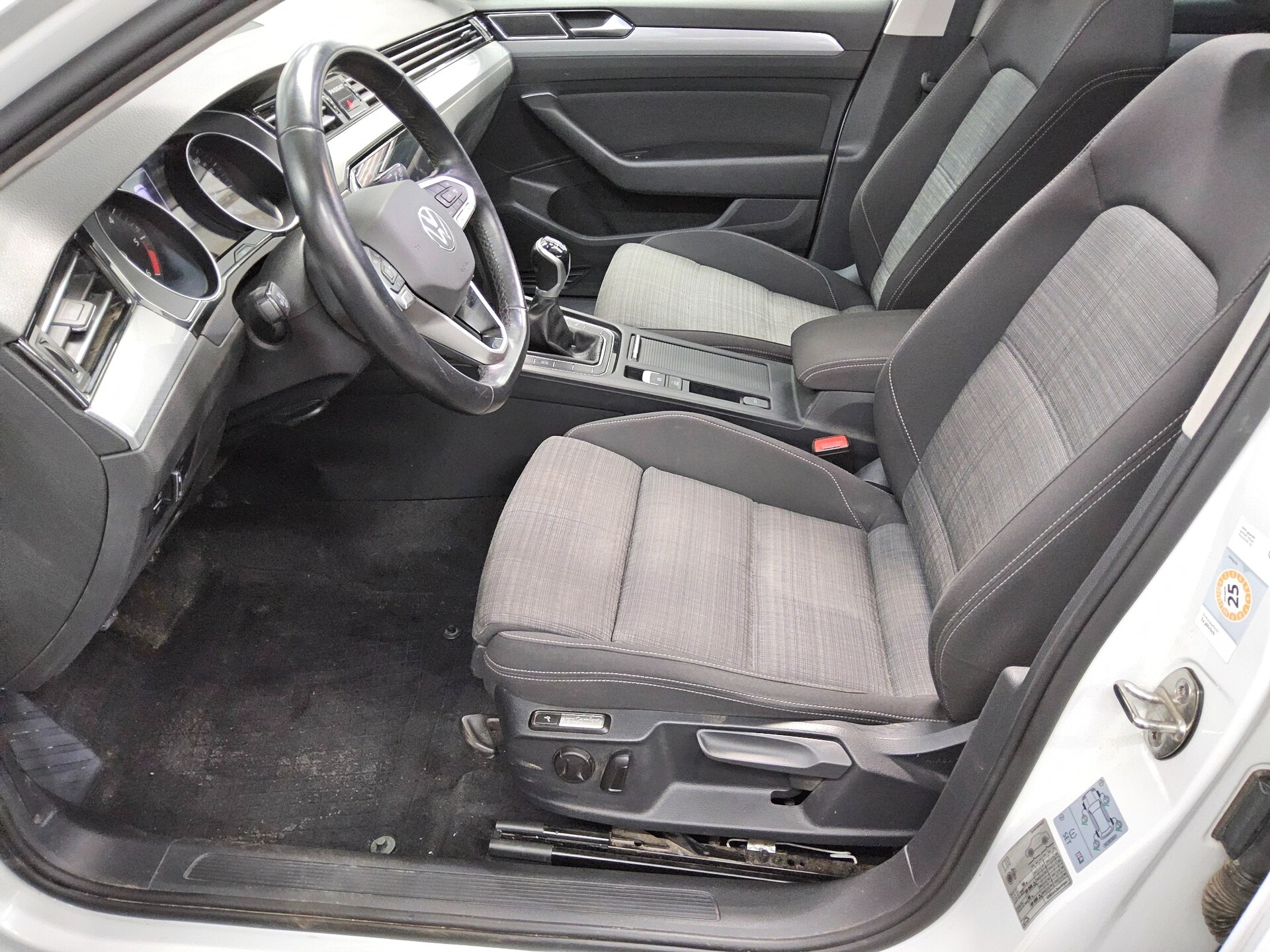 Volkswagen Passat Var. 2.0 TDI Business Navi LED Pano RFK 8