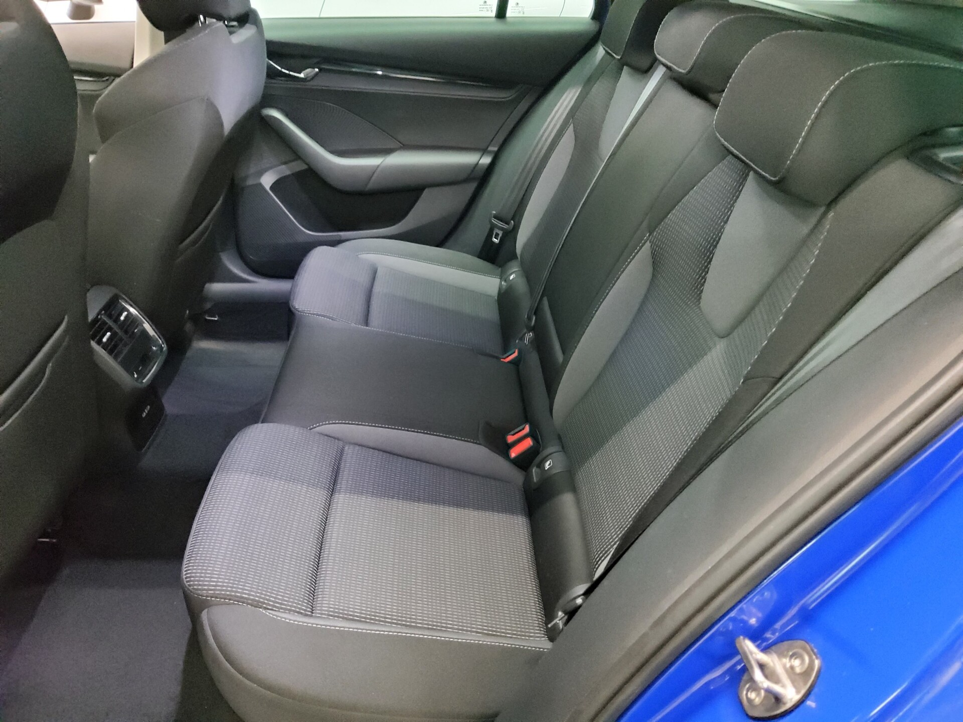 Skoda Octavia Kombi 2.0 TDI Ambition Navi LED virtual 13