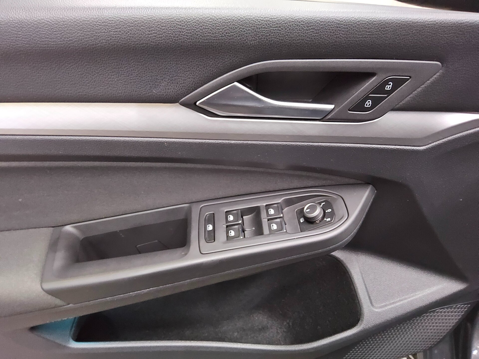 Volkswagen Golf-8 Var. 2.0 TDI Life Navi LED DC ACC PDC SHZ 10