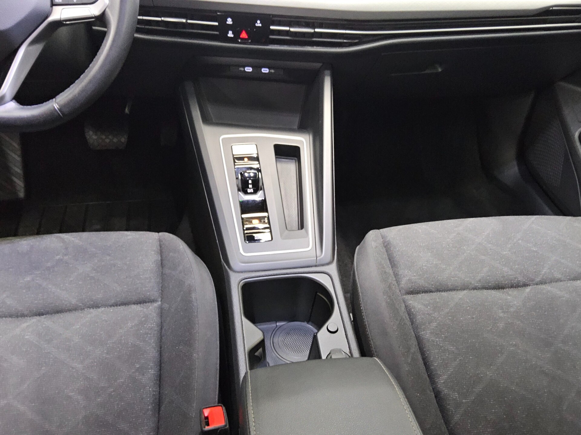 Volkswagen Golf-8 Var. 2.0 TDI Life Navi LED DC ACC PDC Shz 6