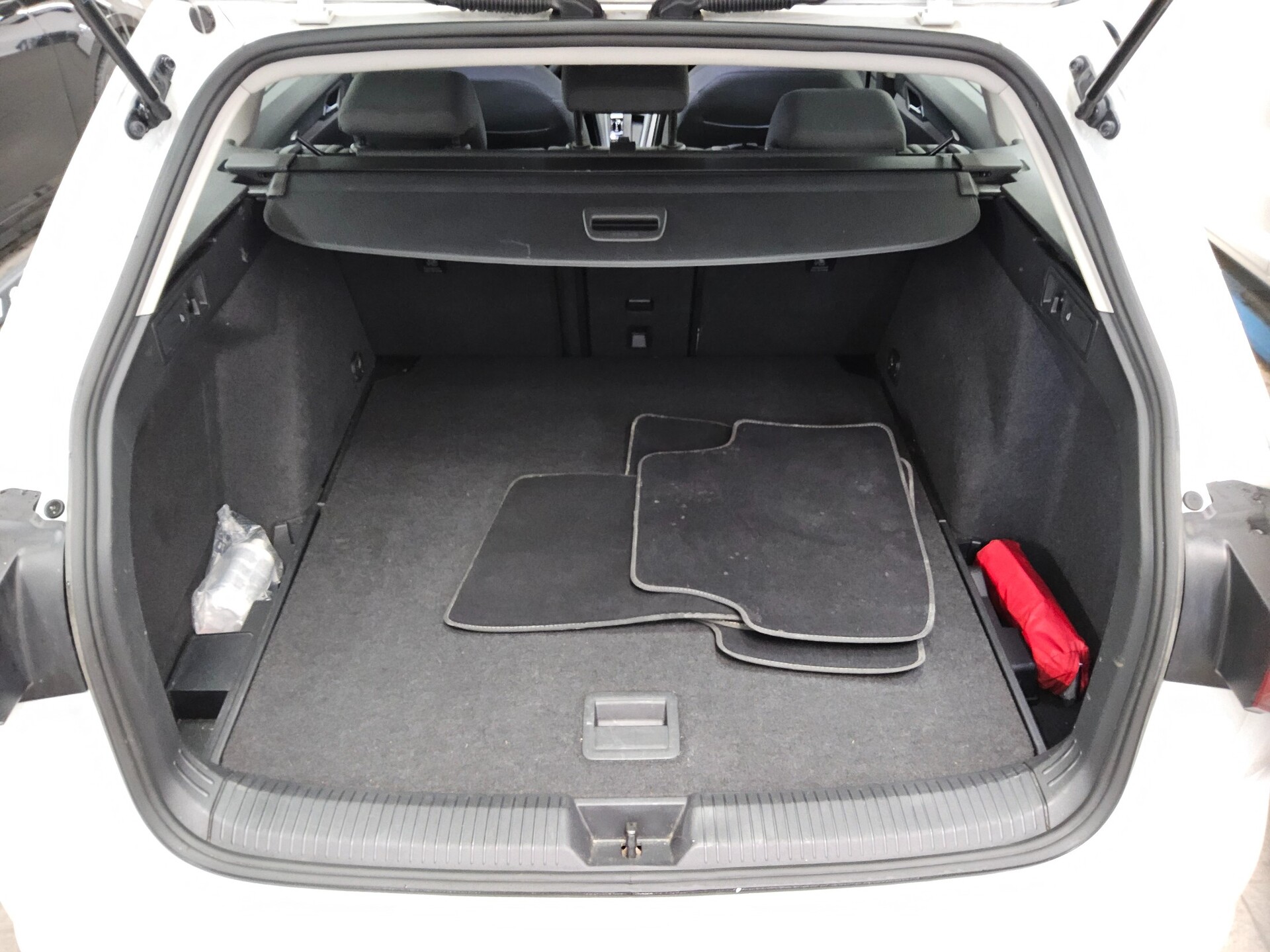 Volkswagen Golf-8 Var. 2.0 TDI Life Navi LED DC ACC PDC Shz 12