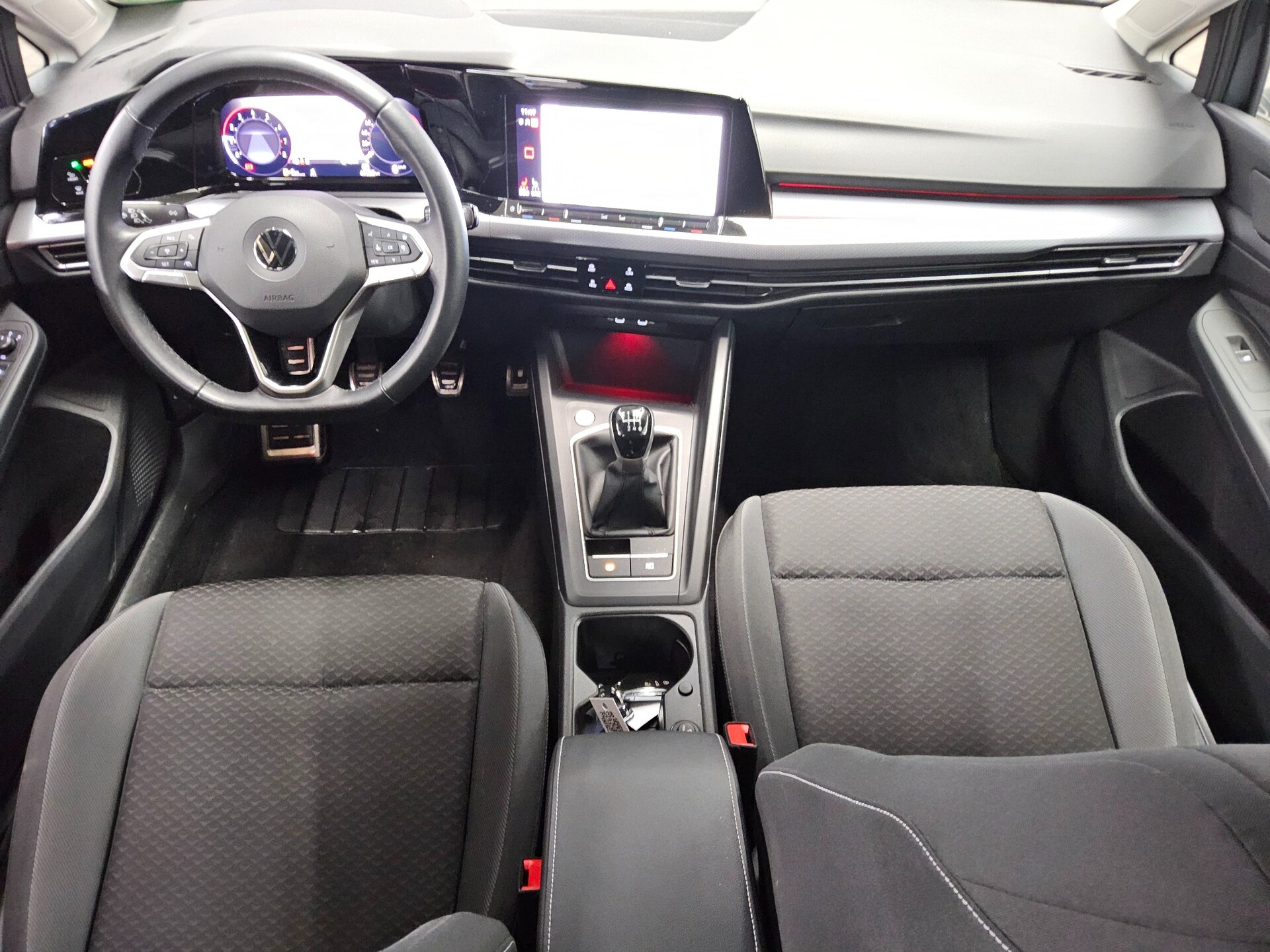 Volkswagen Golf-8 1.5 TSI Active Navi LED+ DC HuD RfK StHzg 5