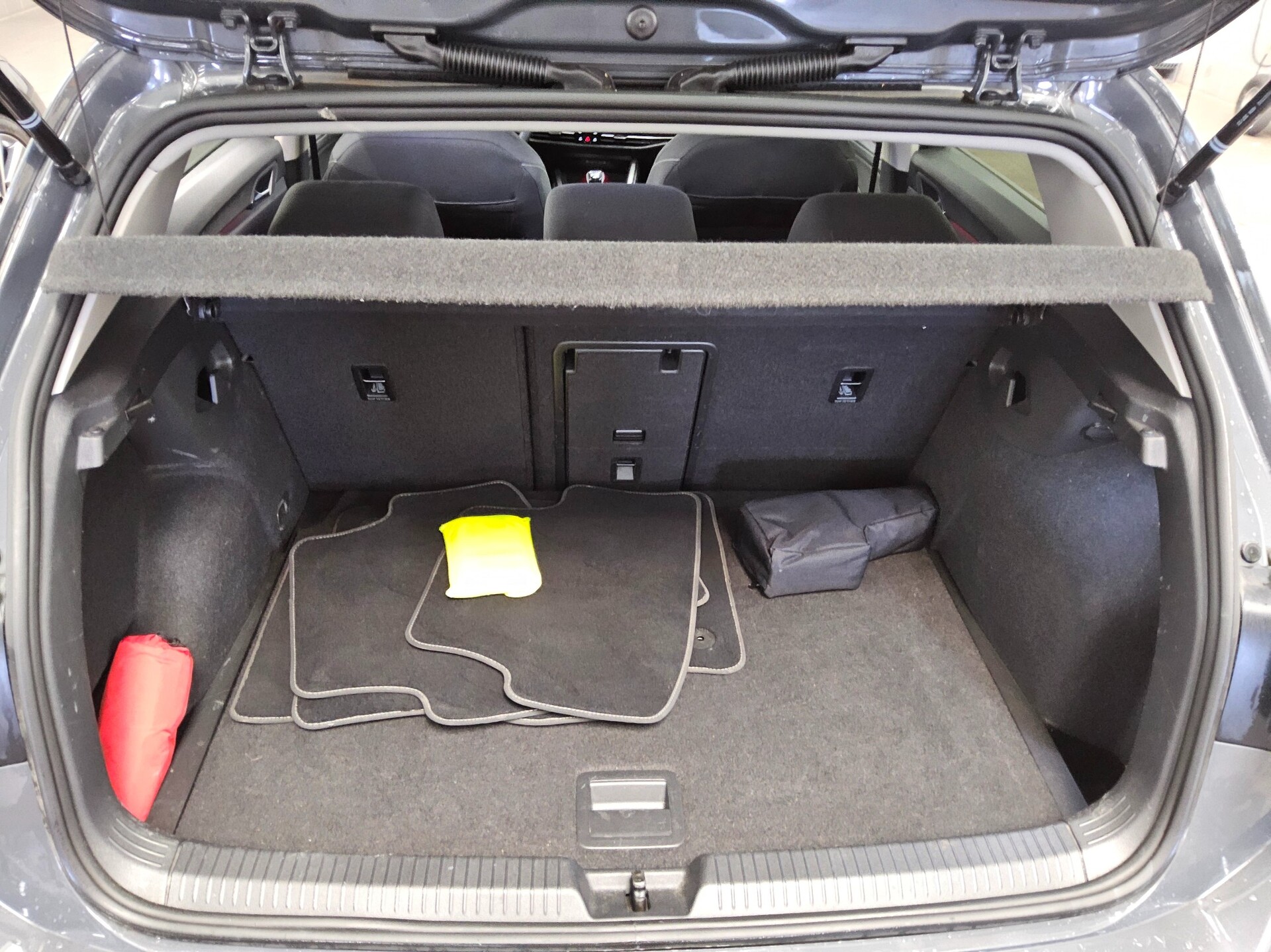 Volkswagen Golf-8 1.5 TSI Active Navi LED+ DC HuD RfK StHzg 12