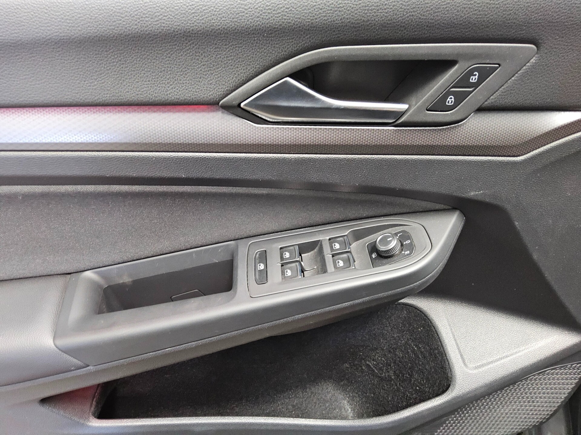 Volkswagen Golf-8 1.5 TSI Active Navi LED+ DC HuD RfK StHzg 10