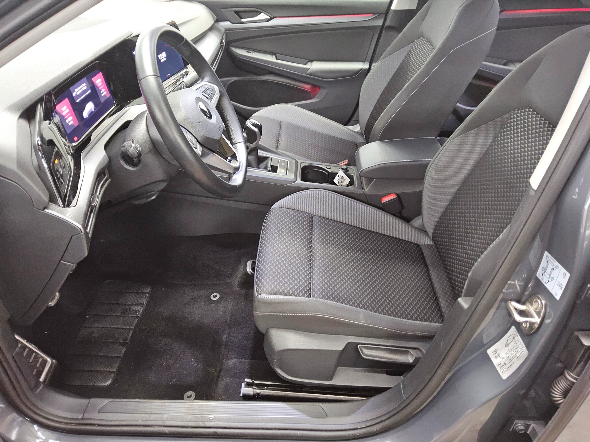 Volkswagen Golf-8 1.5 TSI Active Navi LED+ DC HuD RfK StHzg 9