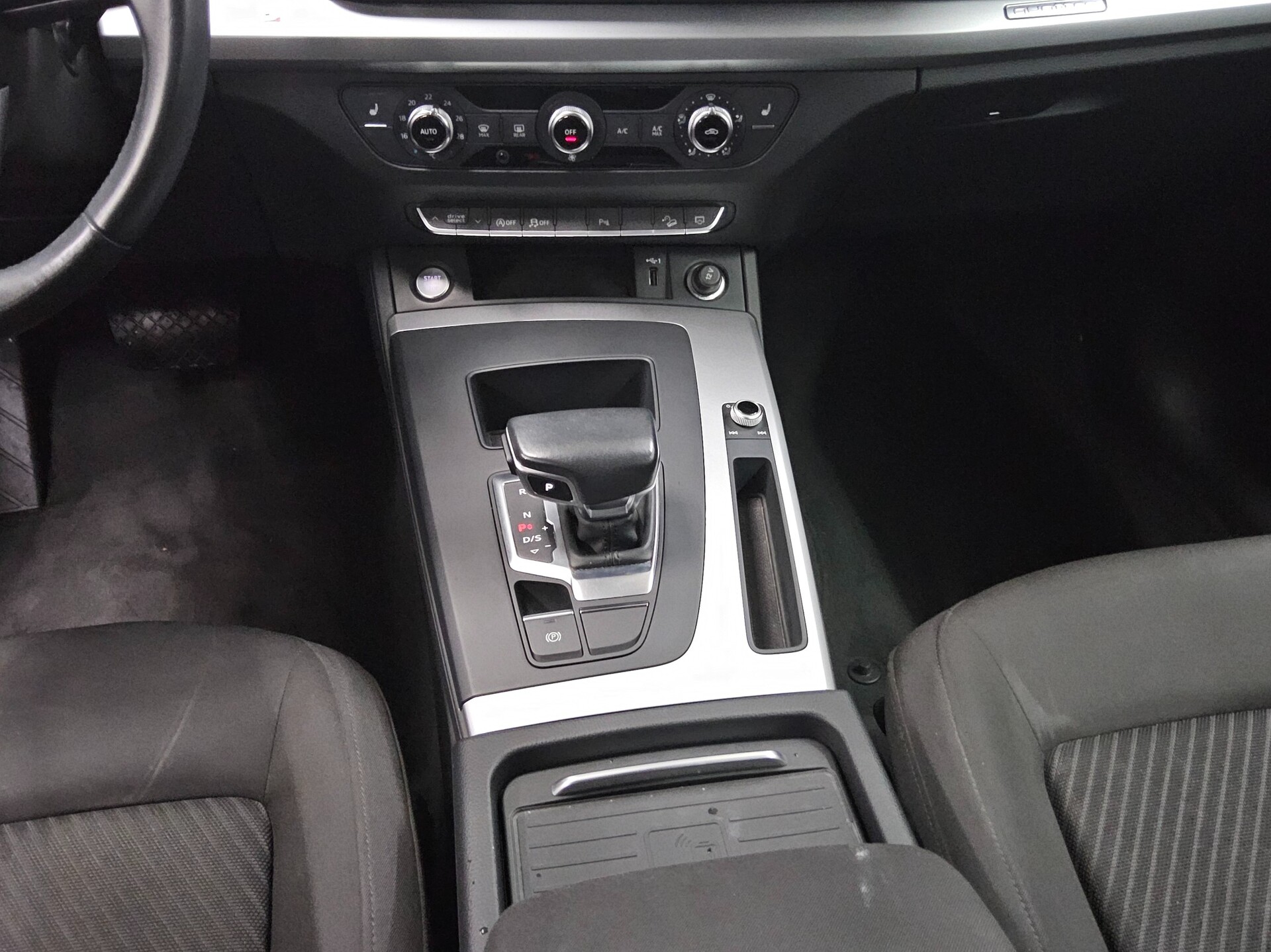 Audi Q5 40 TDI Qu. Navi vc+ LED AHK PDC Shz 6