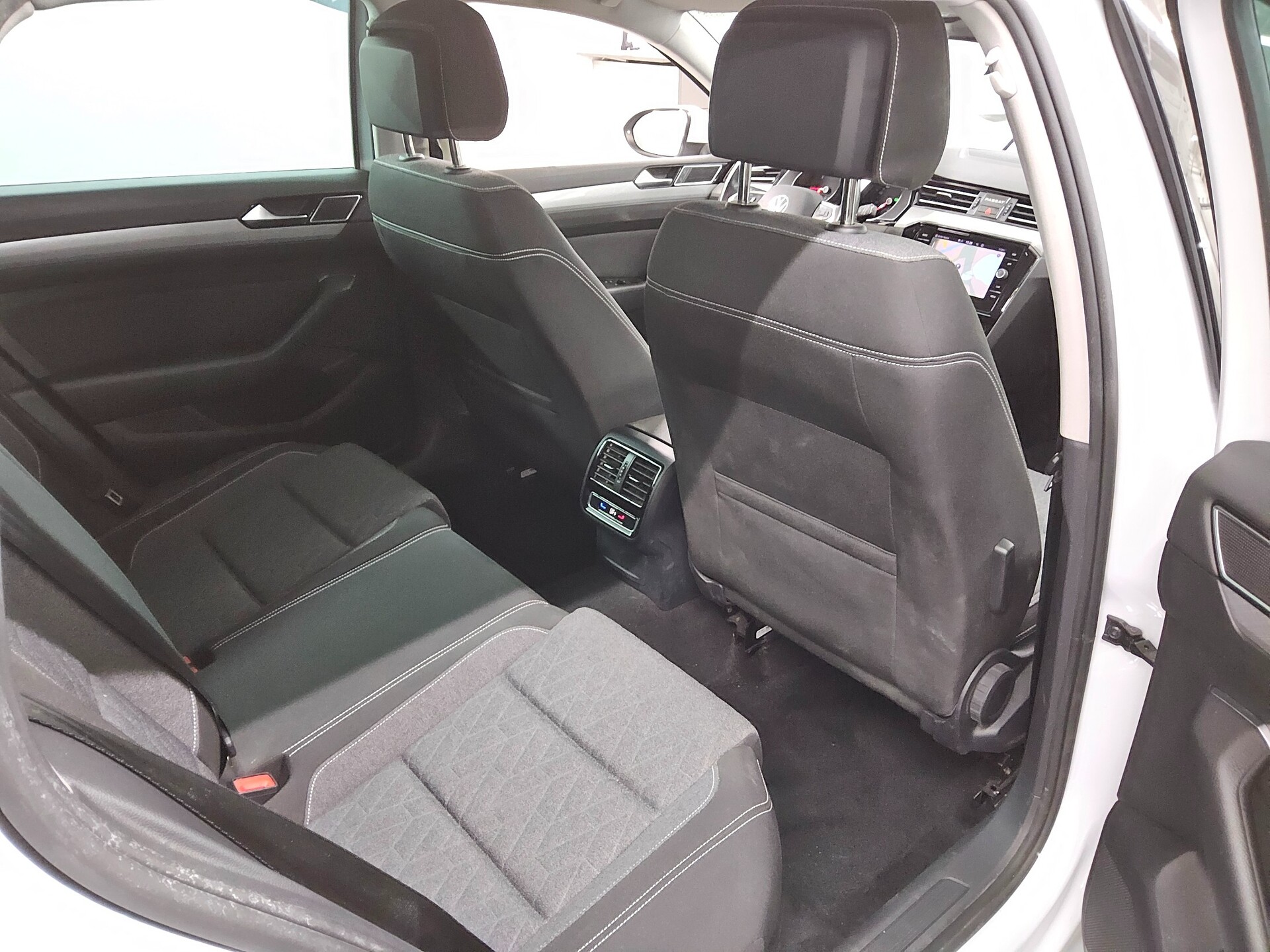 Volkswagen Passat Var. 2.0 TDI Business Navi LED RfK ACC 13