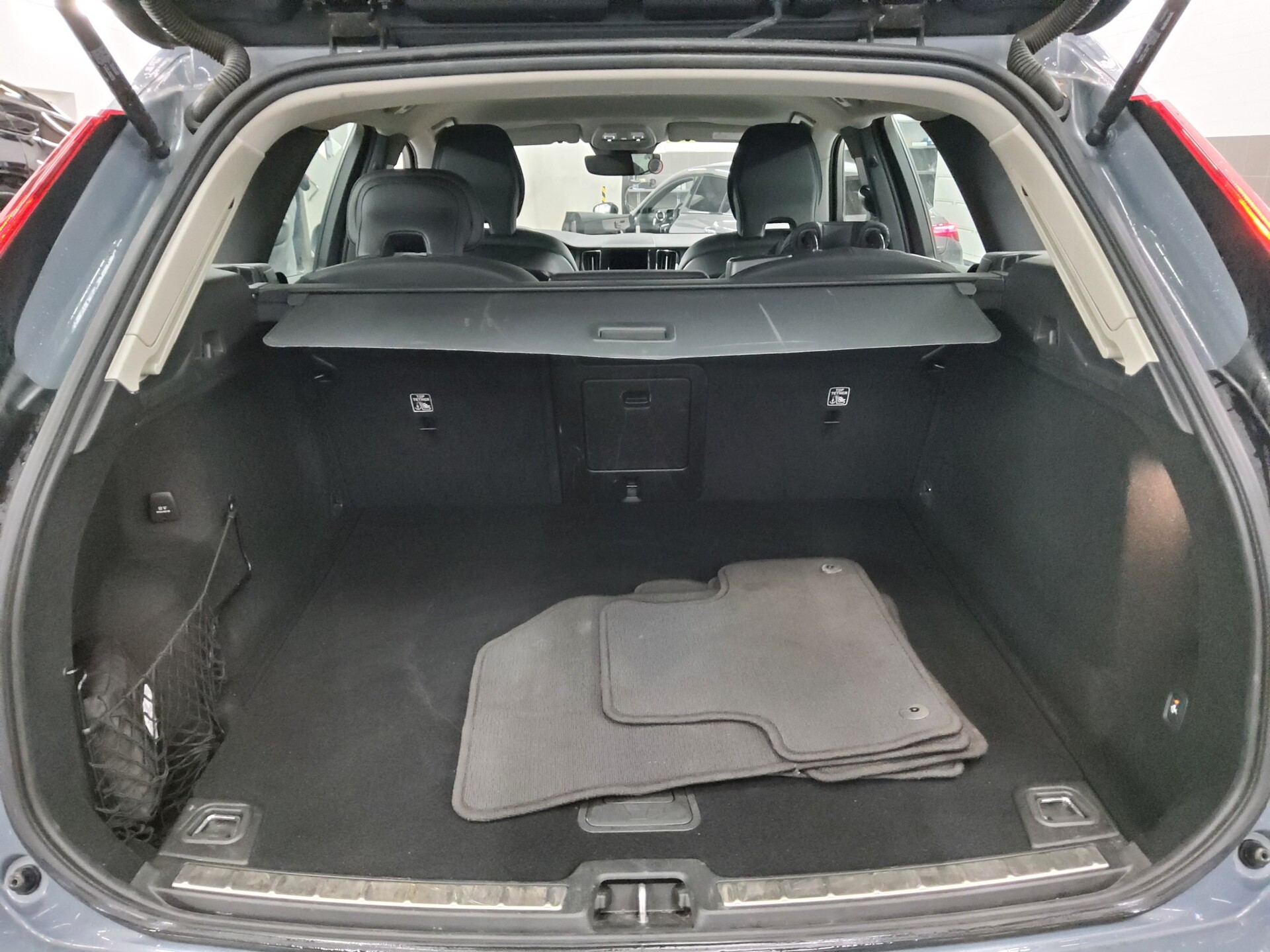 Volvo XC60 B4 Momentum Leder Navi LED RfK AHK Sound 12