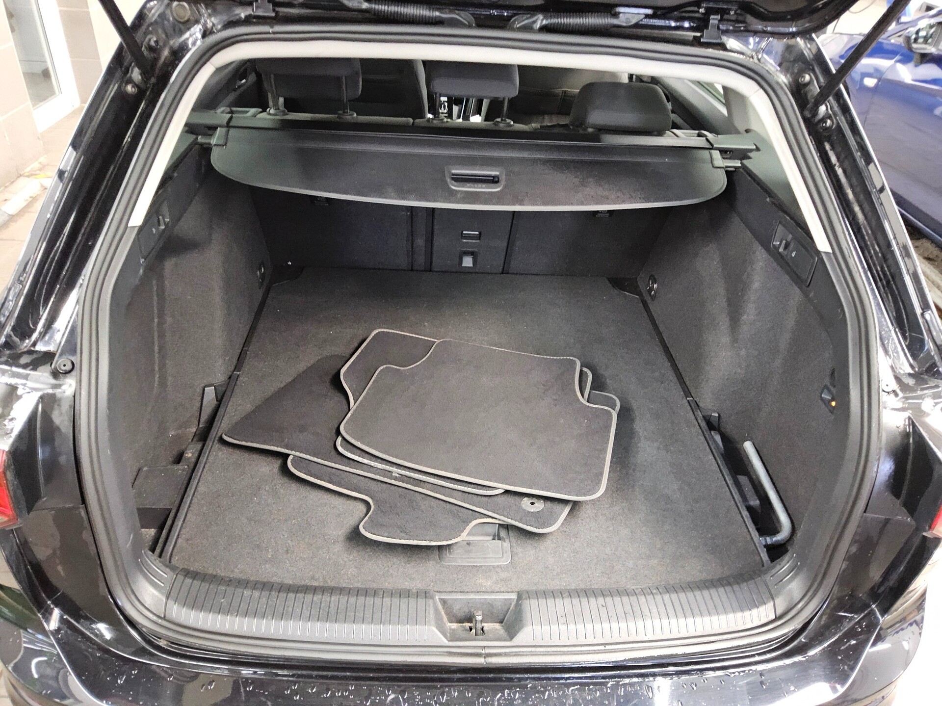 Volkswagen Golf-8 Var. 2.0 TDI Style Navi LED+ DC AHK PDC 12