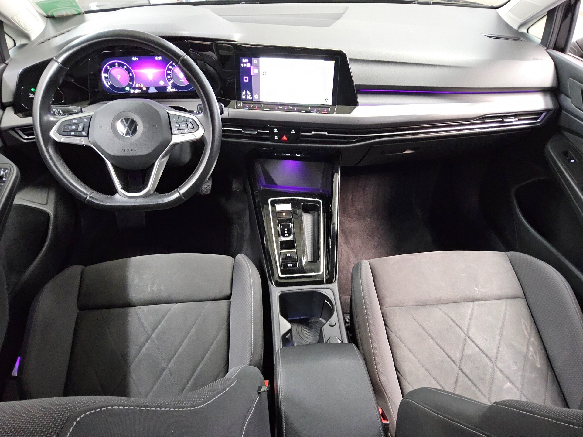 Volkswagen Golf-8 Var. 2.0 TDI Style Navi LED+ DC AHK PDC 5