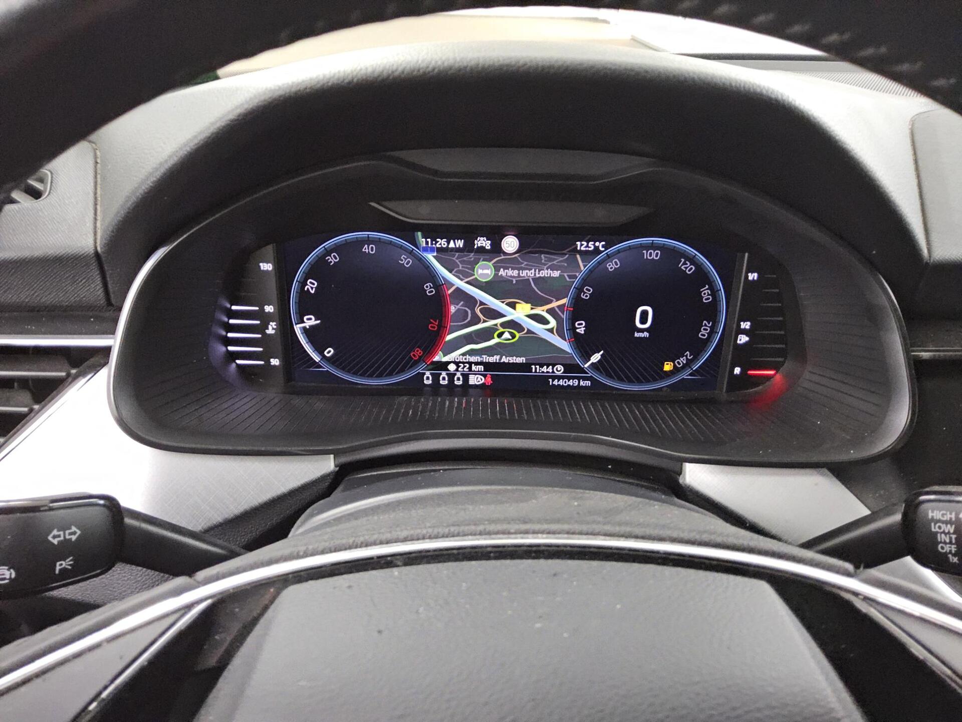 Skoda Kamiq 1.0 TSI Tour Navi LED virtual RfK Shz PDC 8