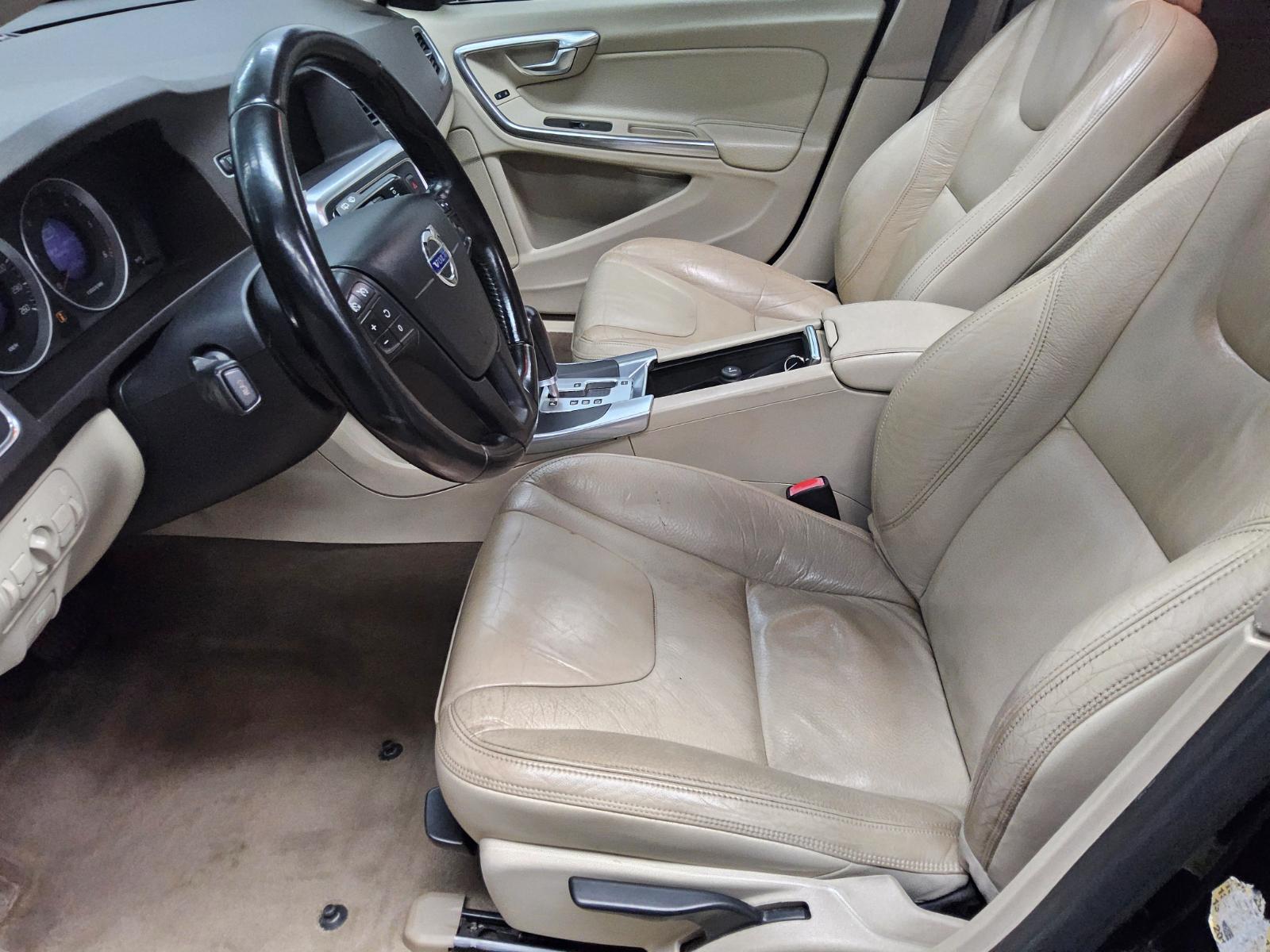 Volvo V60 D5 Kinetic Leder Navi AHK StHzg Shz HU 05/27 8