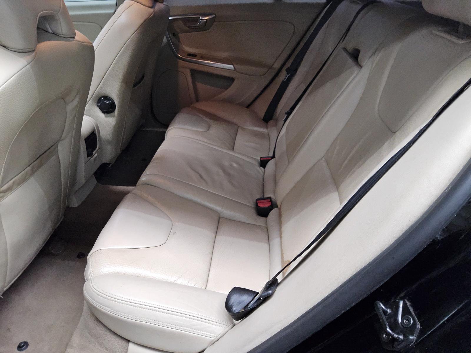 Volvo V60 D5 Kinetic Leder Navi AHK StHzg Shz HU 05/27 13