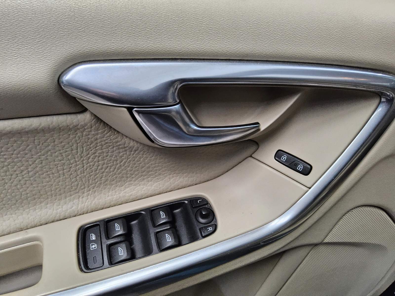 Volvo V60 D5 Kinetic Leder Navi AHK StHzg Shz HU 05/27 9