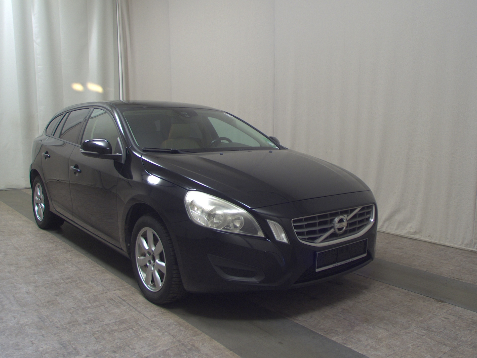 Volvo V60 D5 Kinetic Leder Navi AHK StHzg Shz HU 05/27 3