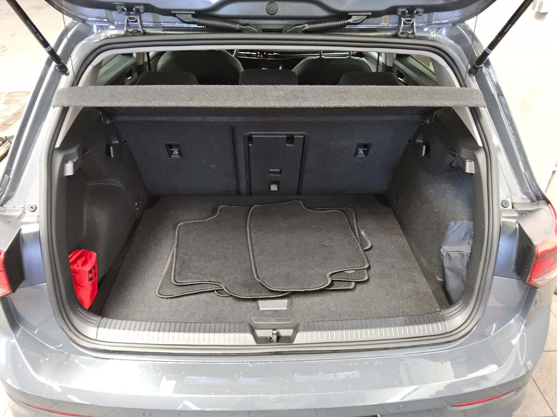 Volkswagen Golf-8 1.5 TSI Life Navi LED+ DC Ambiente Shz 12