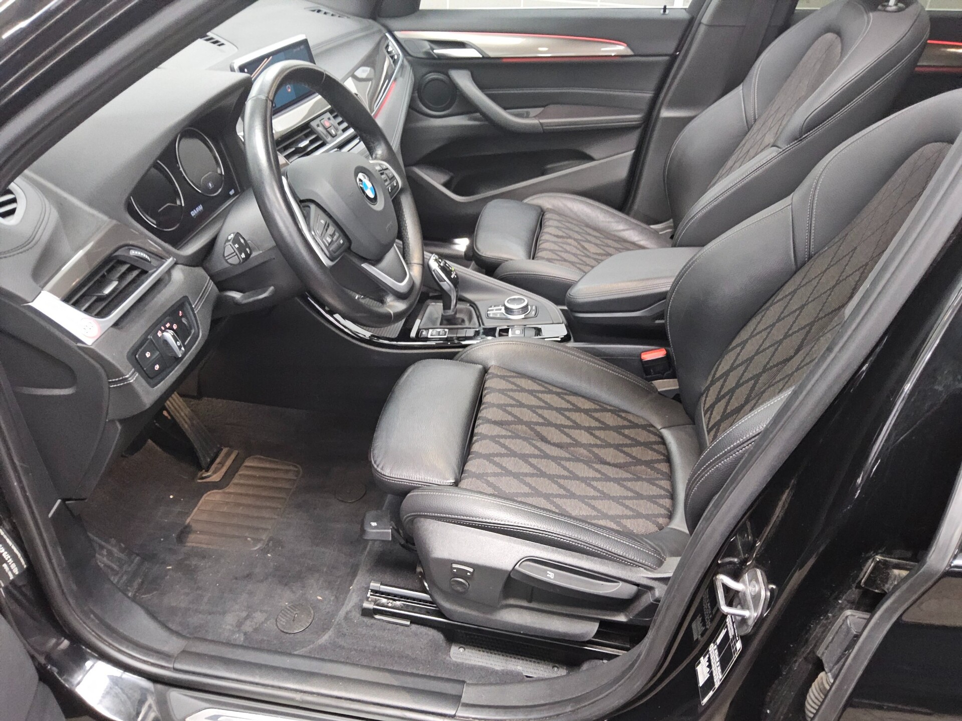 BMW X1 sDrive18d X-Line T-Leder Navi LED+ Pano AHK 8