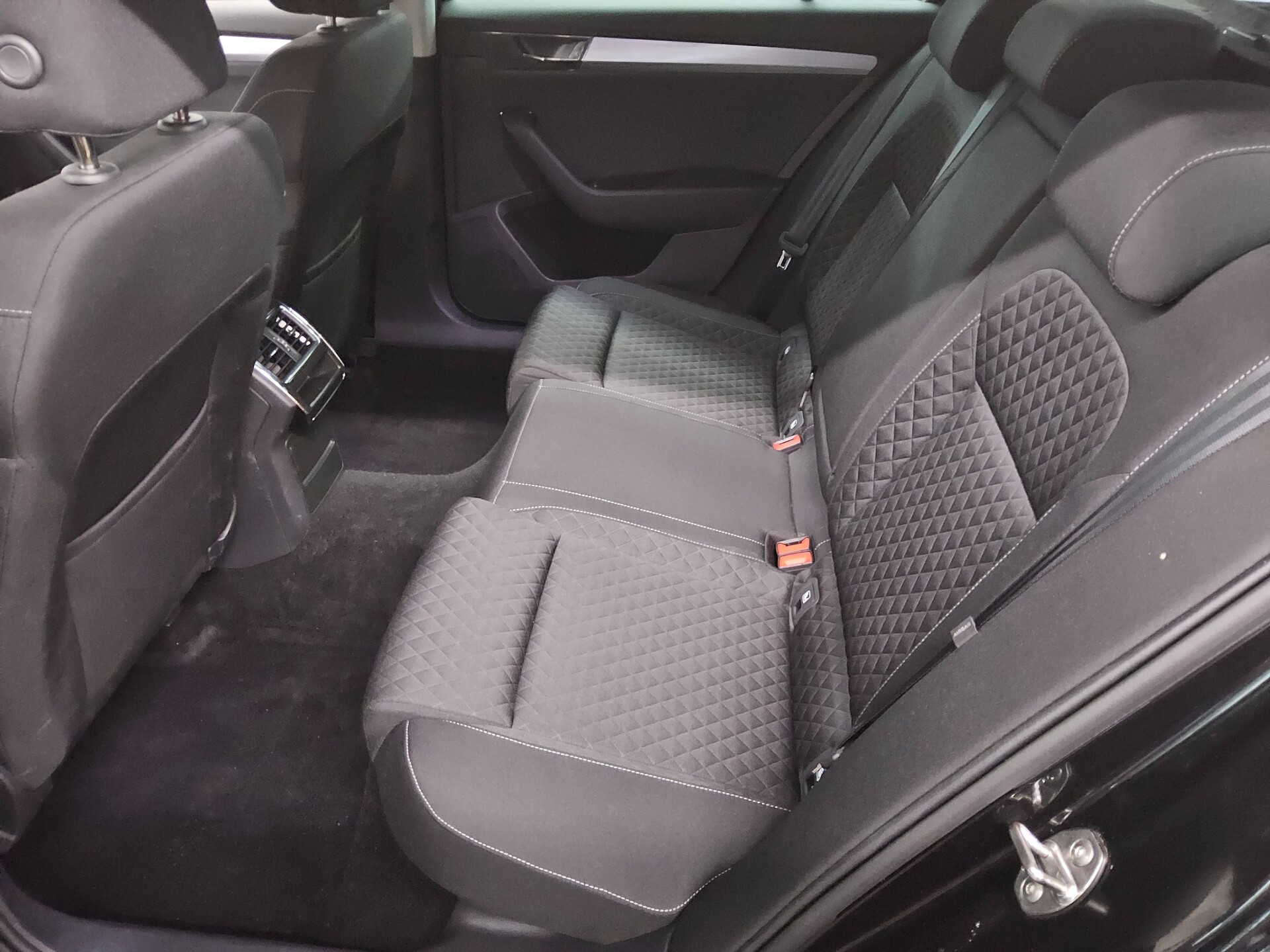 Skoda Superb Kombi 2.0 TDI Ambition Navi LED vc RfK 13