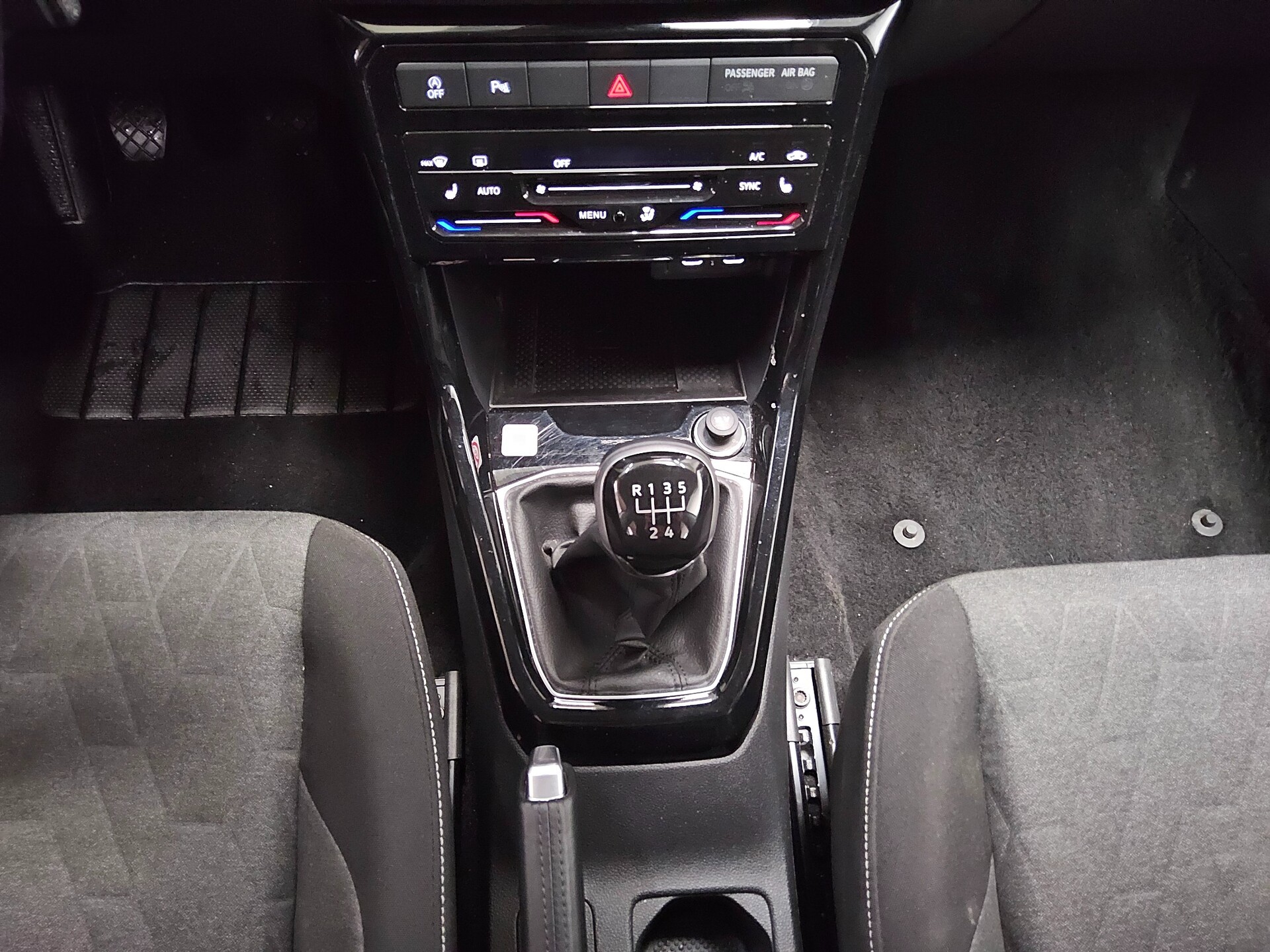 Volkswagen T-Cross 1.0 TSI Life Navi LED DC PDC SHZ 6