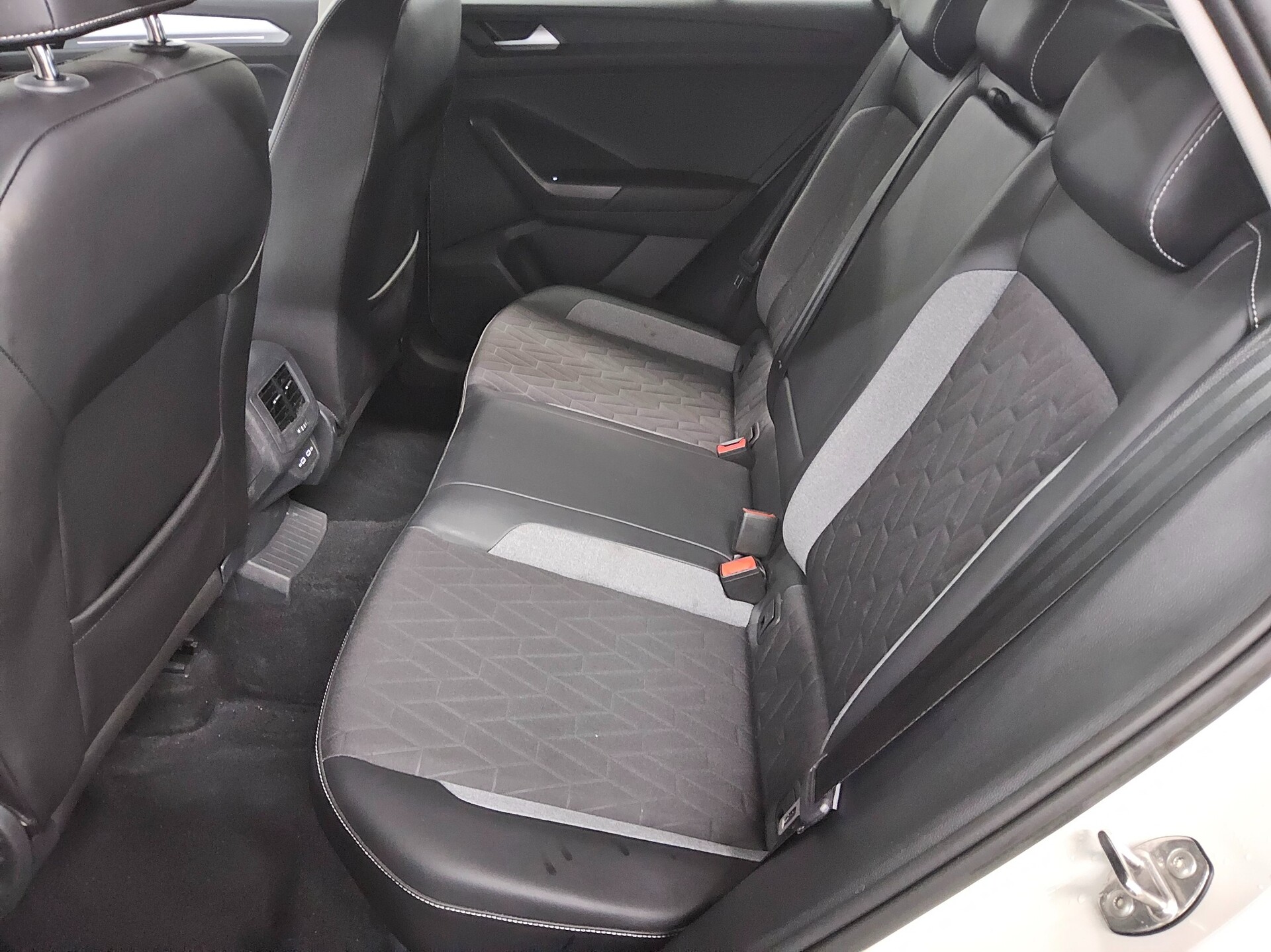 Volkswagen T-Roc 1.0 TSI Goal Navi LED DC PDC SHZ ACC 13