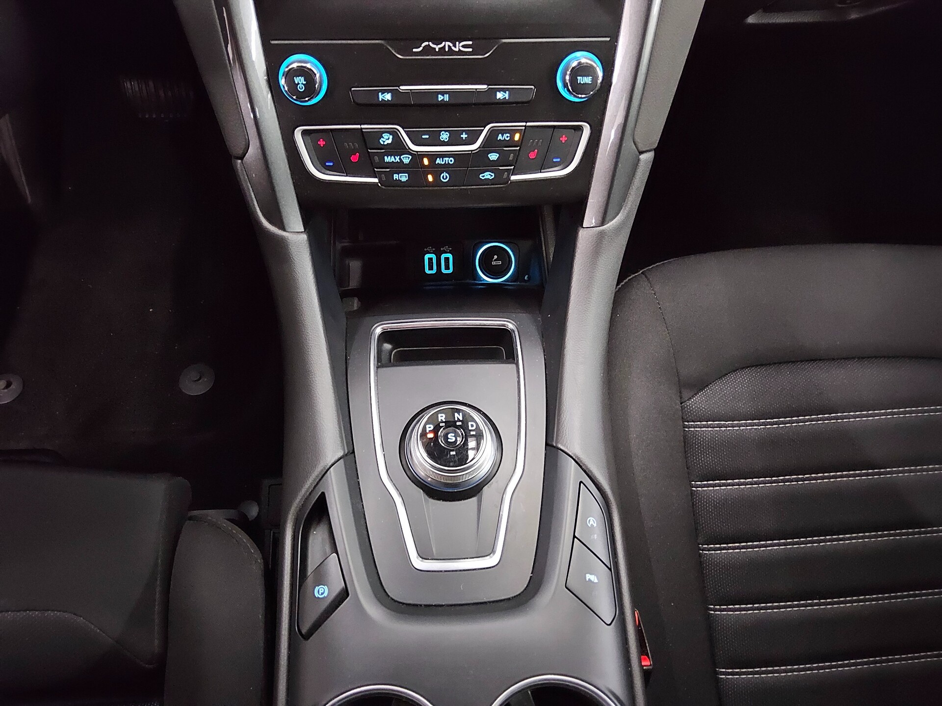 Ford Mondeo Turnier 2.0 EB Titanium Navi LED RFK AHK 6