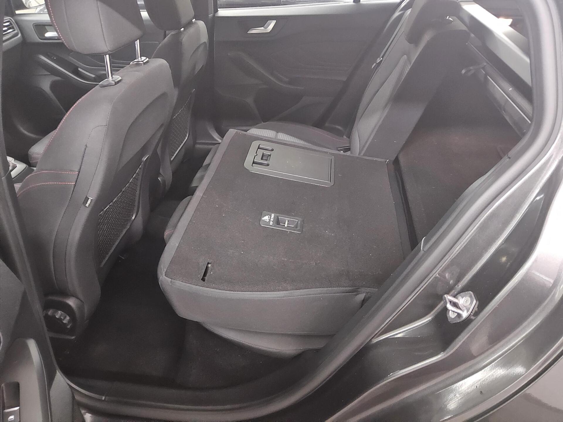 Ford Focus Turnier 2.0 EB ST-Line Navi LED RfK AHK 13